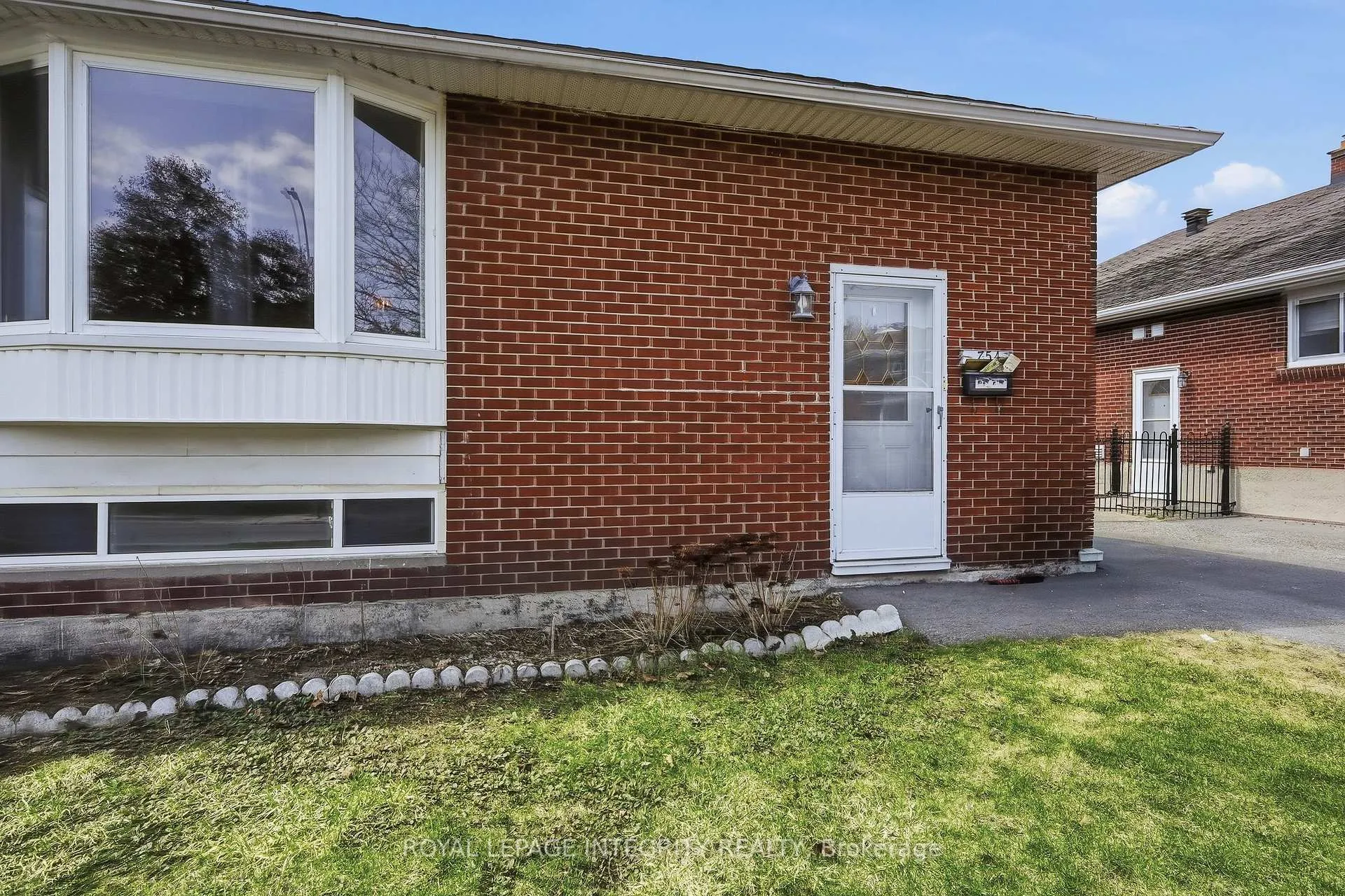 Photo 2 of 754 Cummings Avenue, Ottawa, Castle Heights/Rideau High — HOMEH