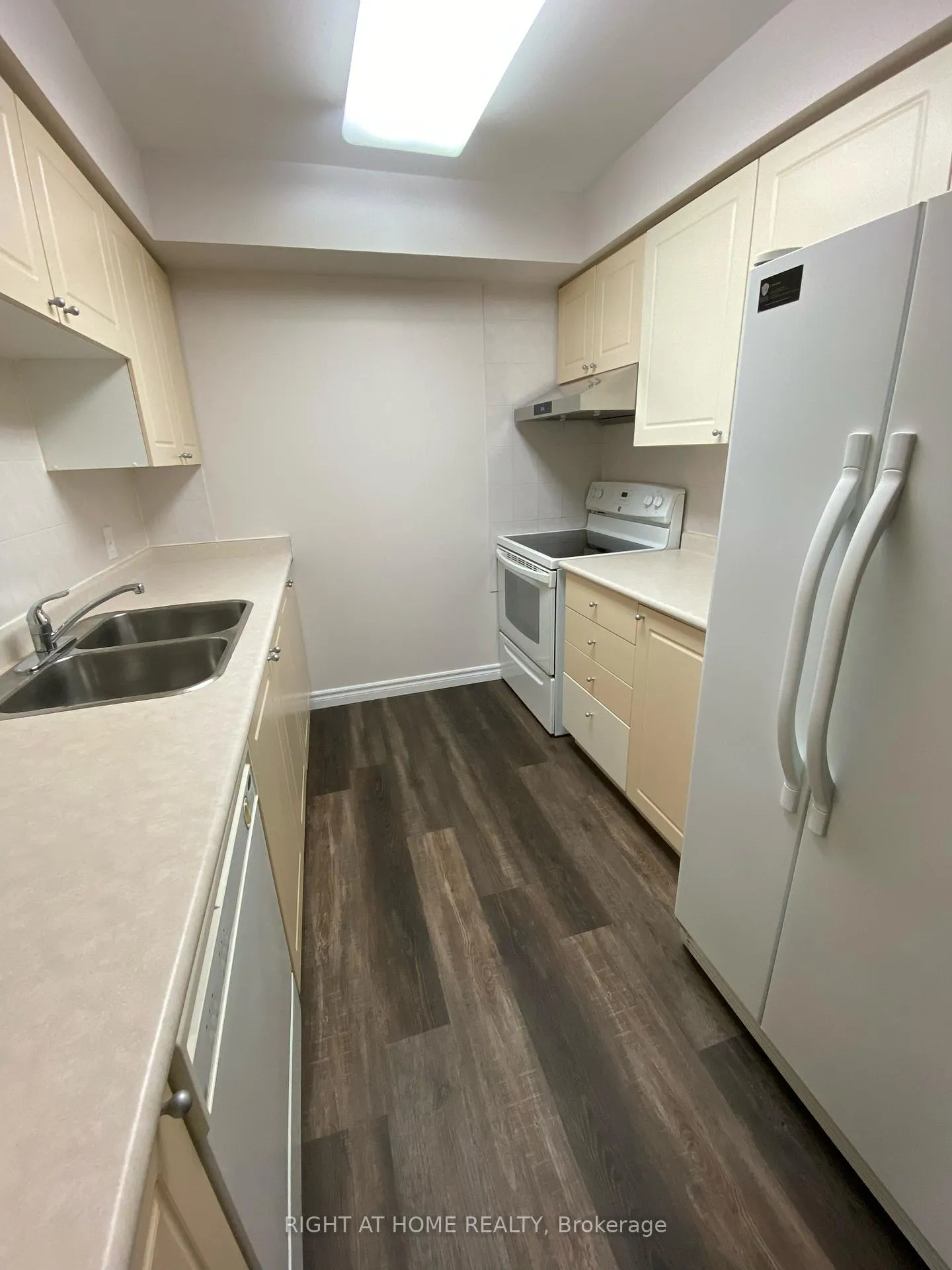 Photo 13 of Unit 215, 2100 John Street, Markham, German Mills — HOMEH