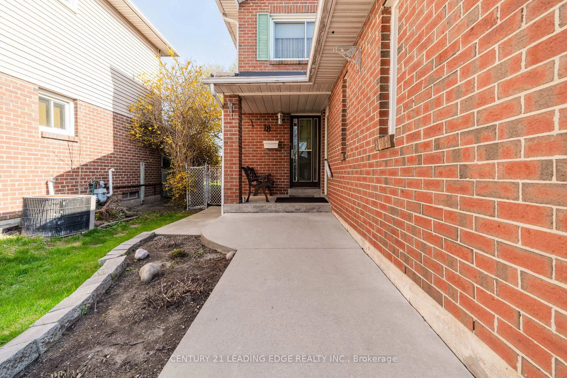 Photo 3 of 18 Luminous Court, Brampton, Heart Lake West — HOMEH