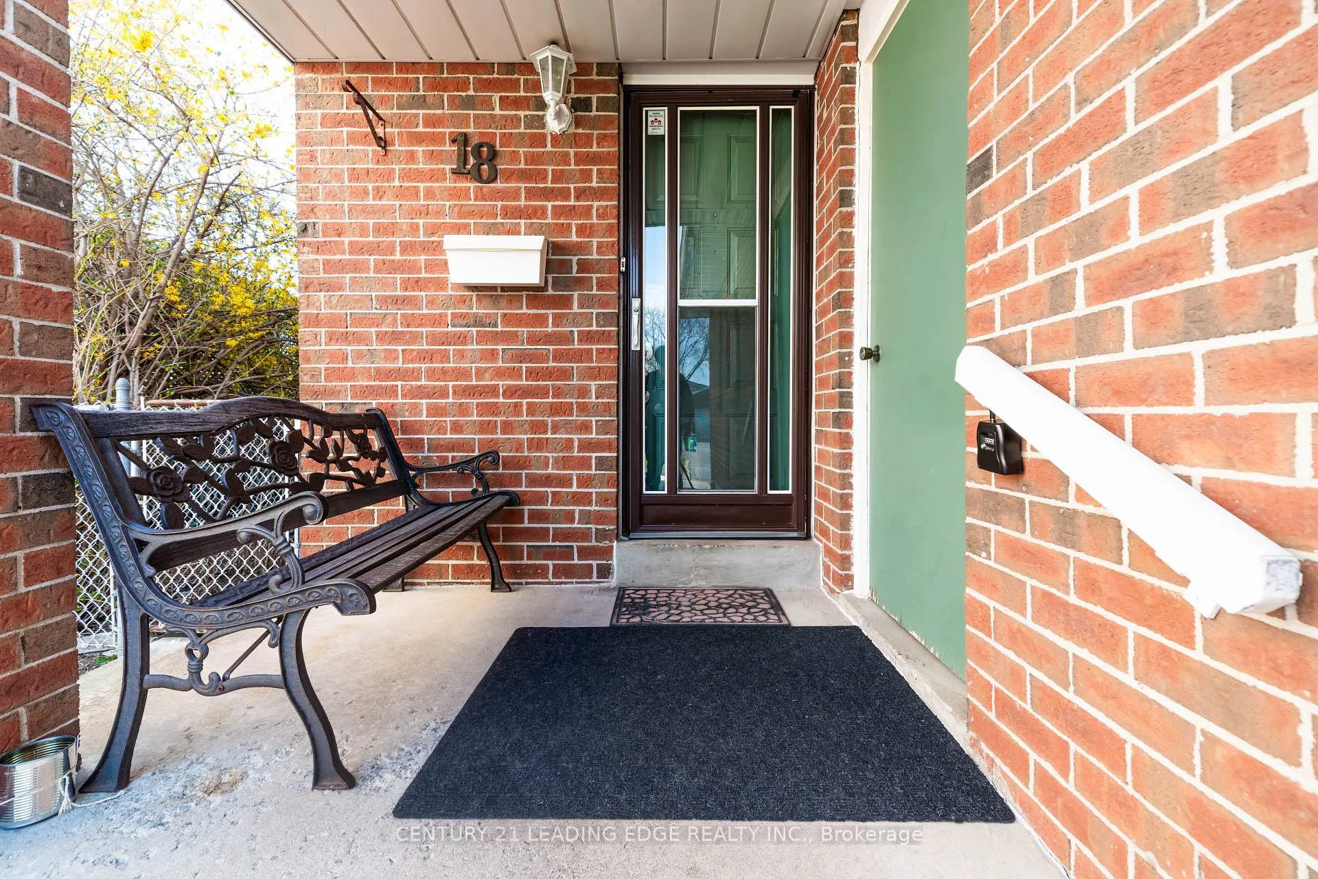 Photo 4 of 18 Luminous Court, Brampton, Heart Lake West — HOMEH