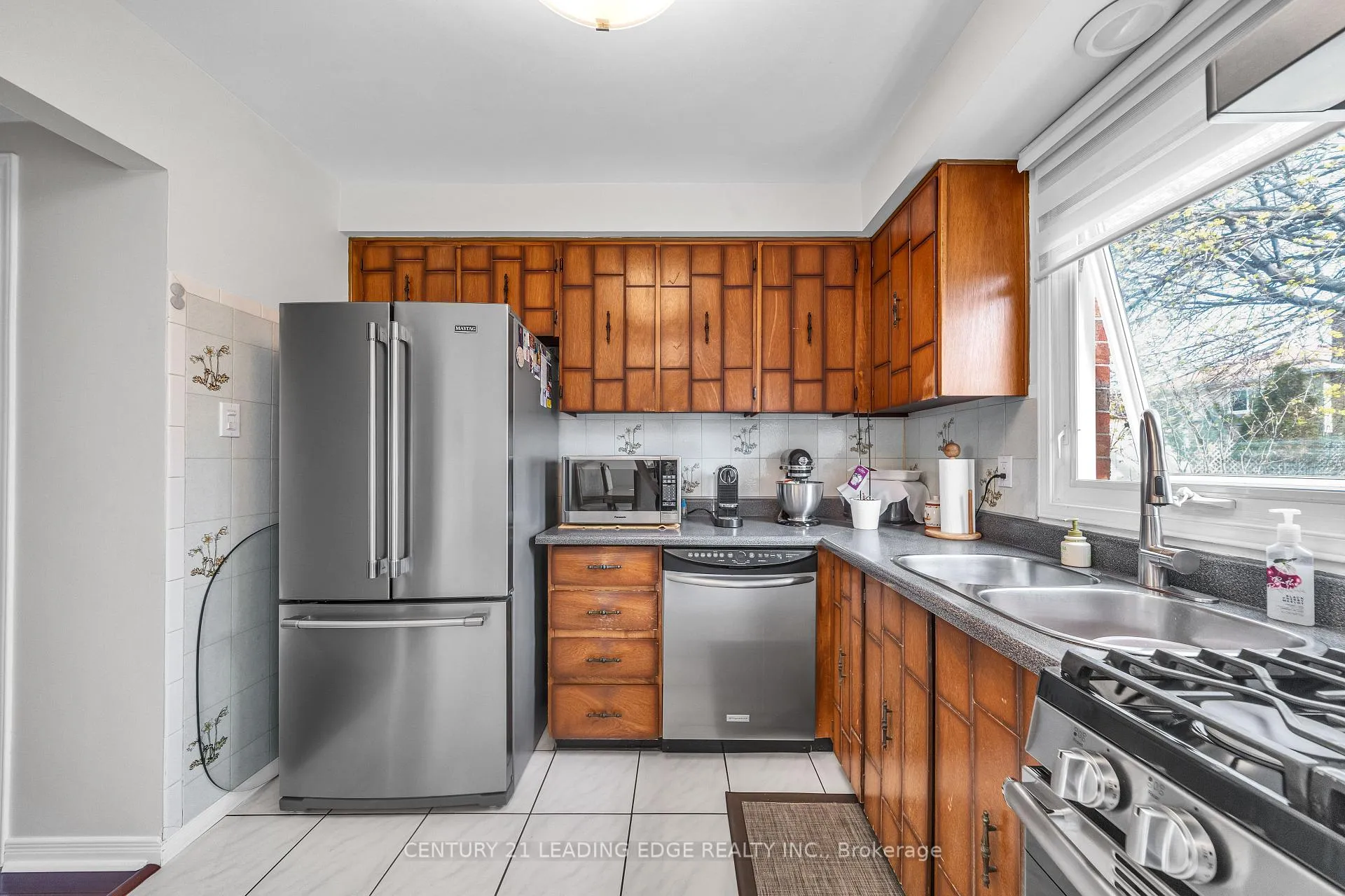Photo 19 of 18 Luminous Court, Brampton, Heart Lake West — HOMEH