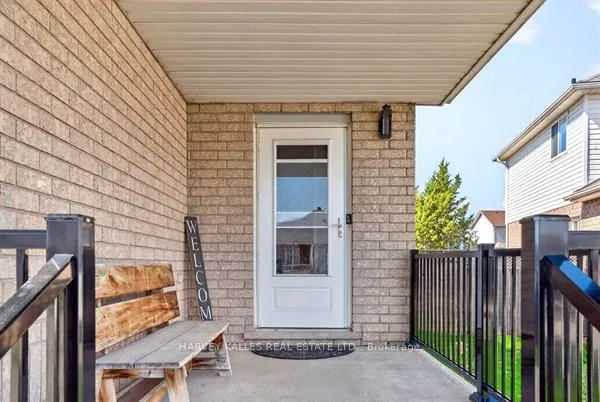 Photo 4 of 71 Beardmore Crescent, Halton Hills, Acton — HOMEH