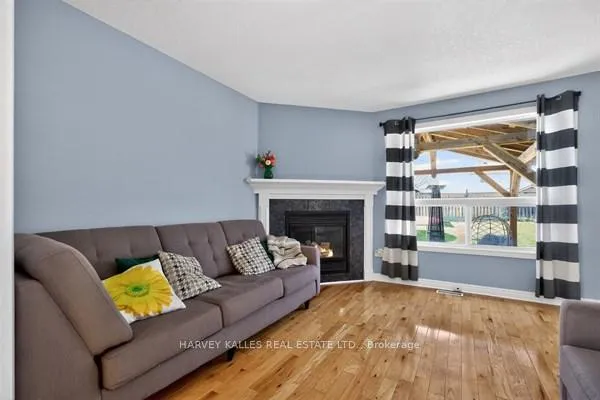 Photo 7 of 71 Beardmore Crescent, Halton Hills, Acton — HOMEH