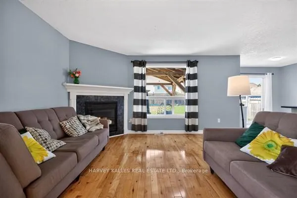 Photo 8 of 71 Beardmore Crescent, Halton Hills, Acton — HOMEH