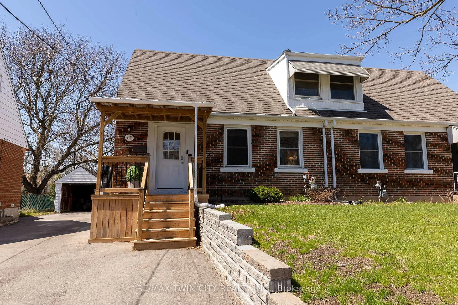 Photo 2 of 110 Lorne Crescent, Kitchener — HOMEH