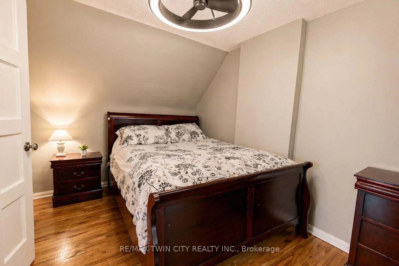 Photo 15 of 110 Lorne Crescent, Kitchener — HOMEH