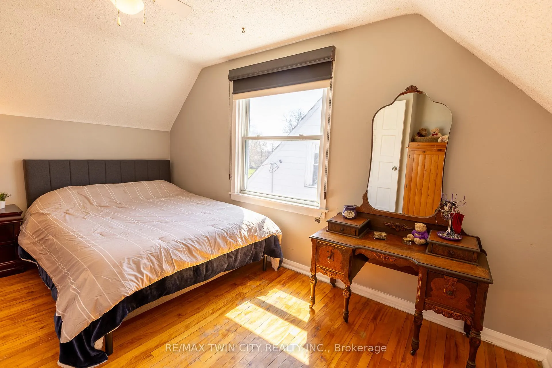 Photo 18 of 110 Lorne Crescent, Kitchener — HOMEH