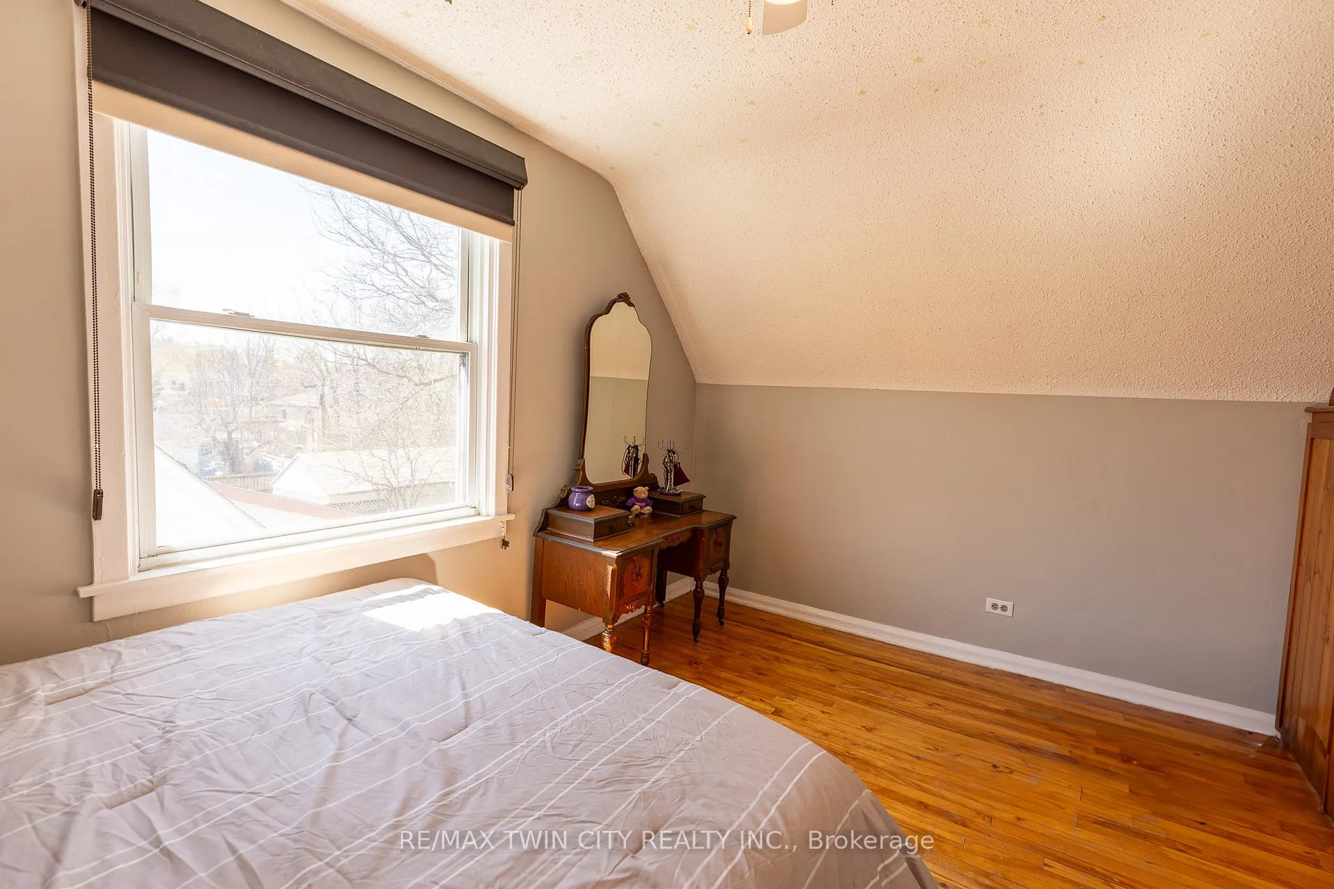 Photo 20 of 110 Lorne Crescent, Kitchener — HOMEH