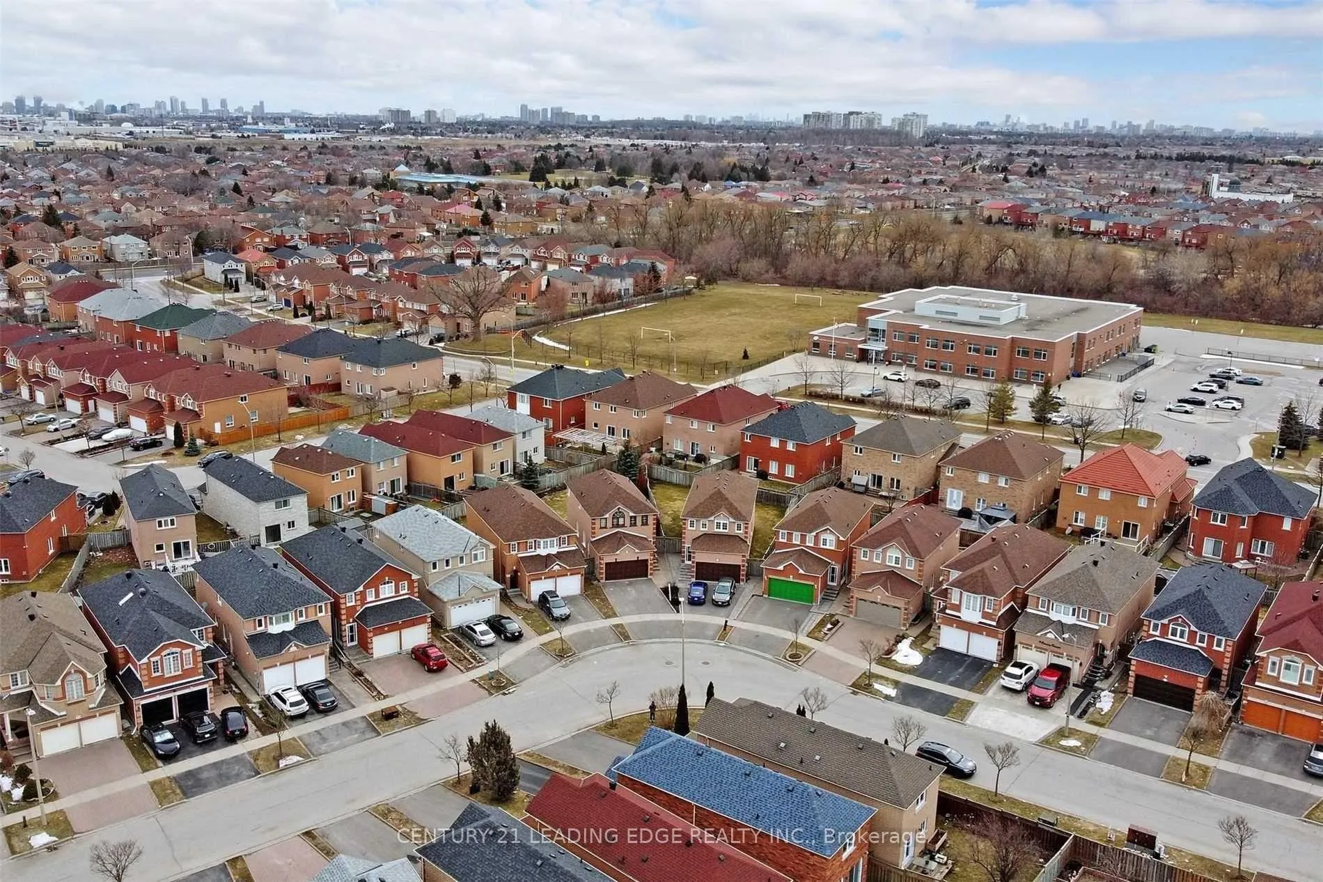 Photo 3 of 19 Connery Crescent, Markham, Middlefield — HOMEH
