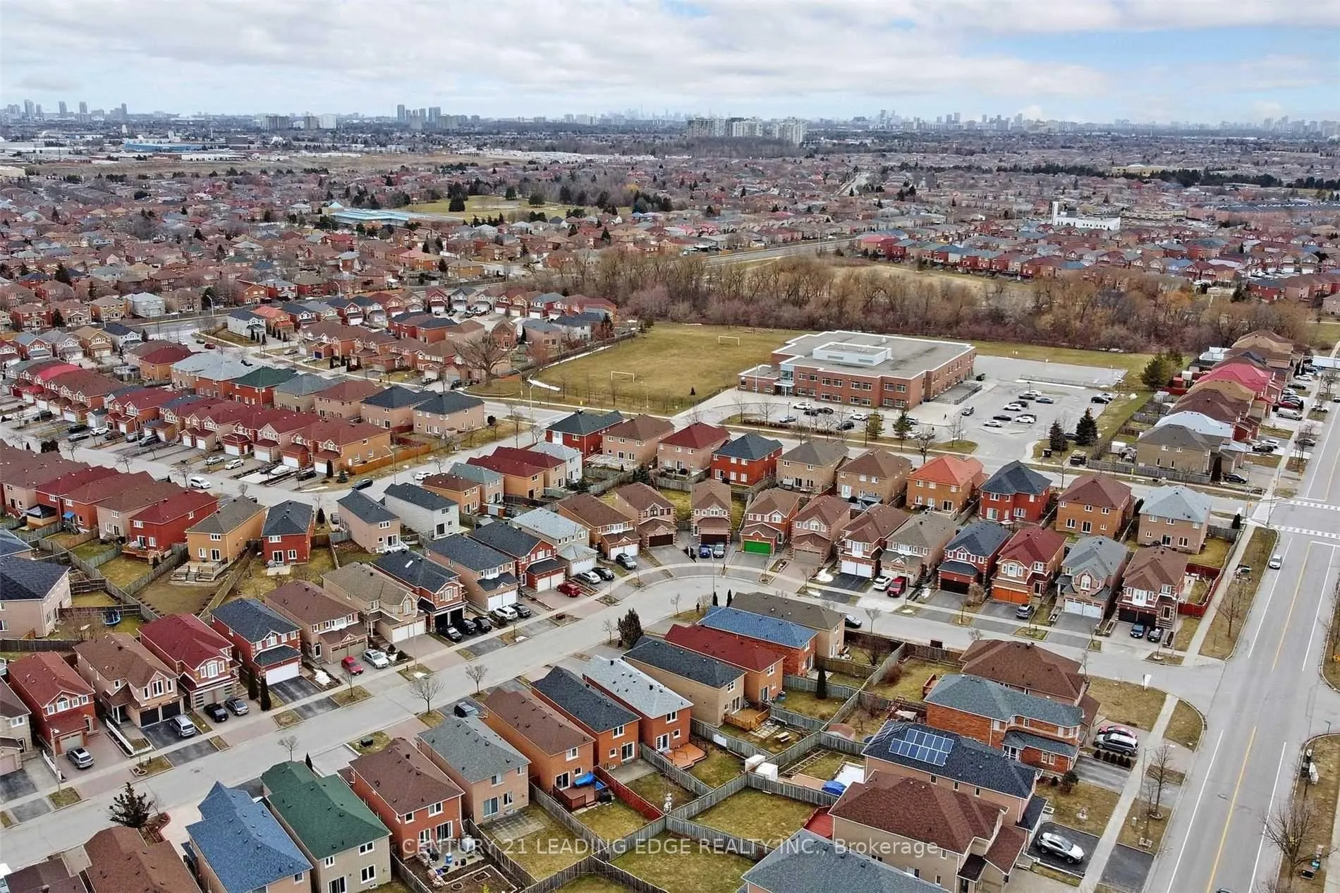 Photo 4 of 19 Connery Crescent, Markham, Middlefield — HOMEH