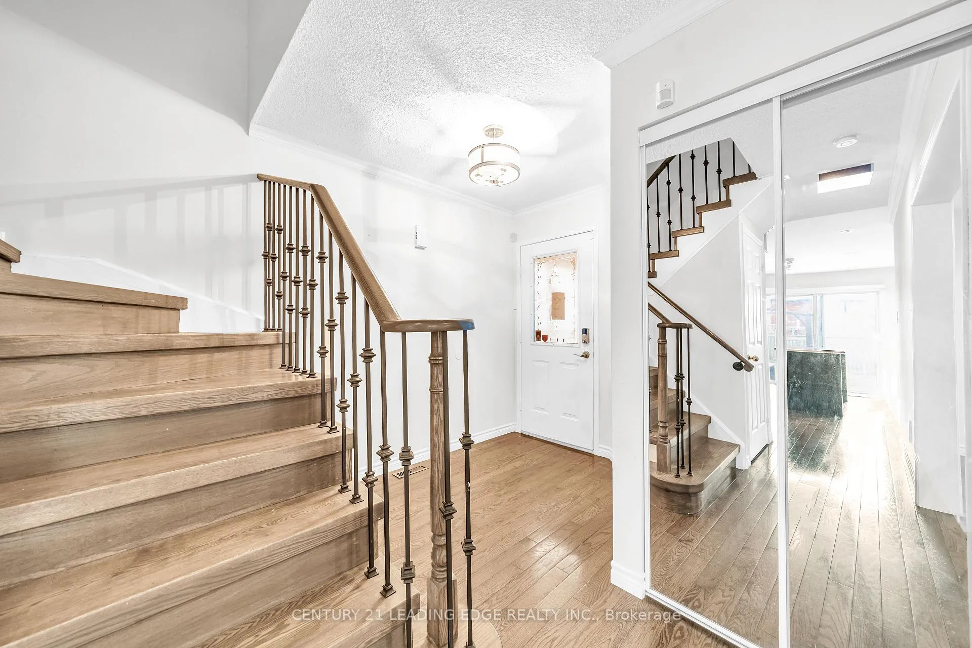 Photo 7 of 19 Connery Crescent, Markham, Middlefield — HOMEH