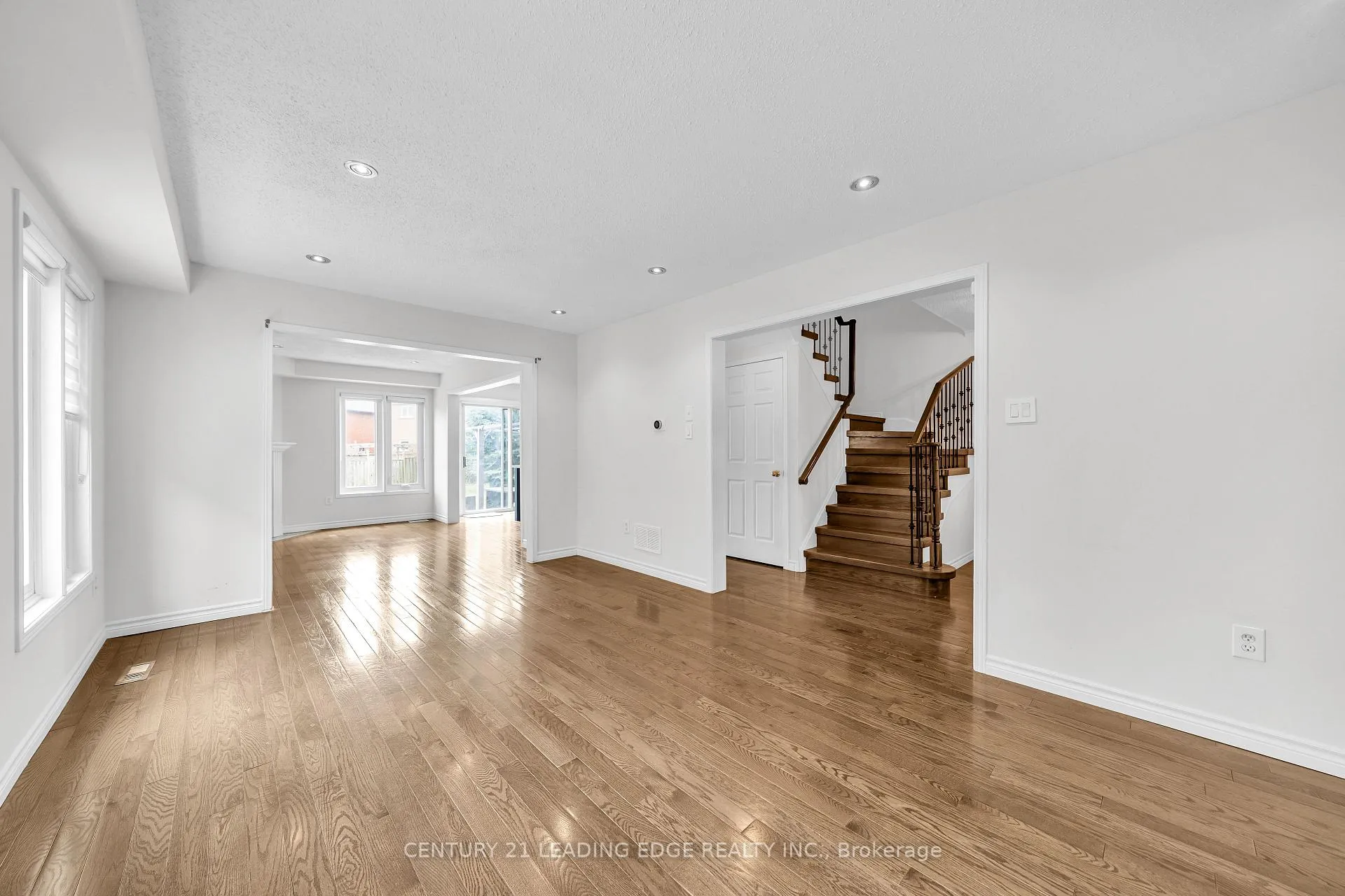 Photo 10 of 19 Connery Crescent, Markham, Middlefield — HOMEH