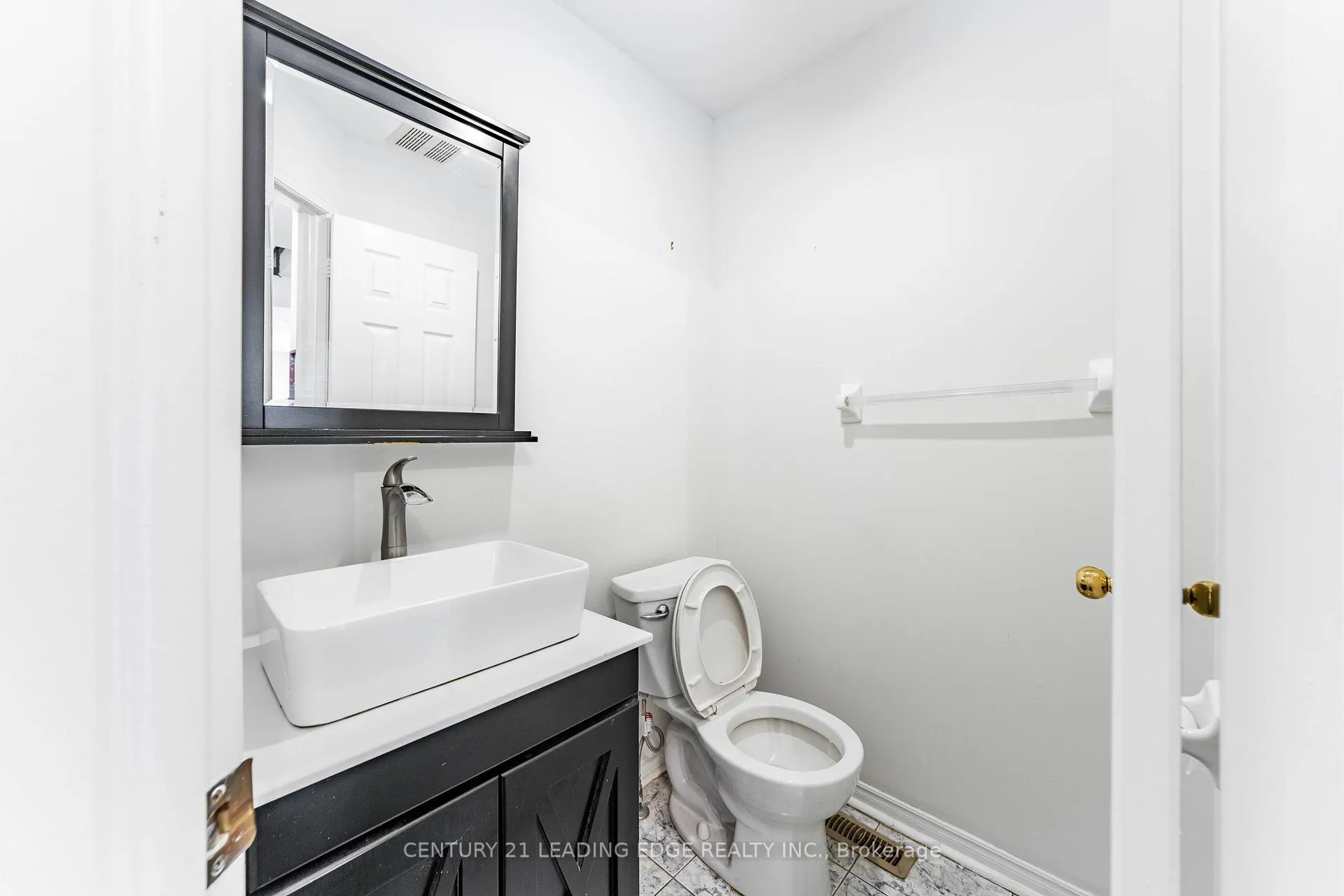 Photo 17 of 19 Connery Crescent, Markham, Middlefield — HOMEH