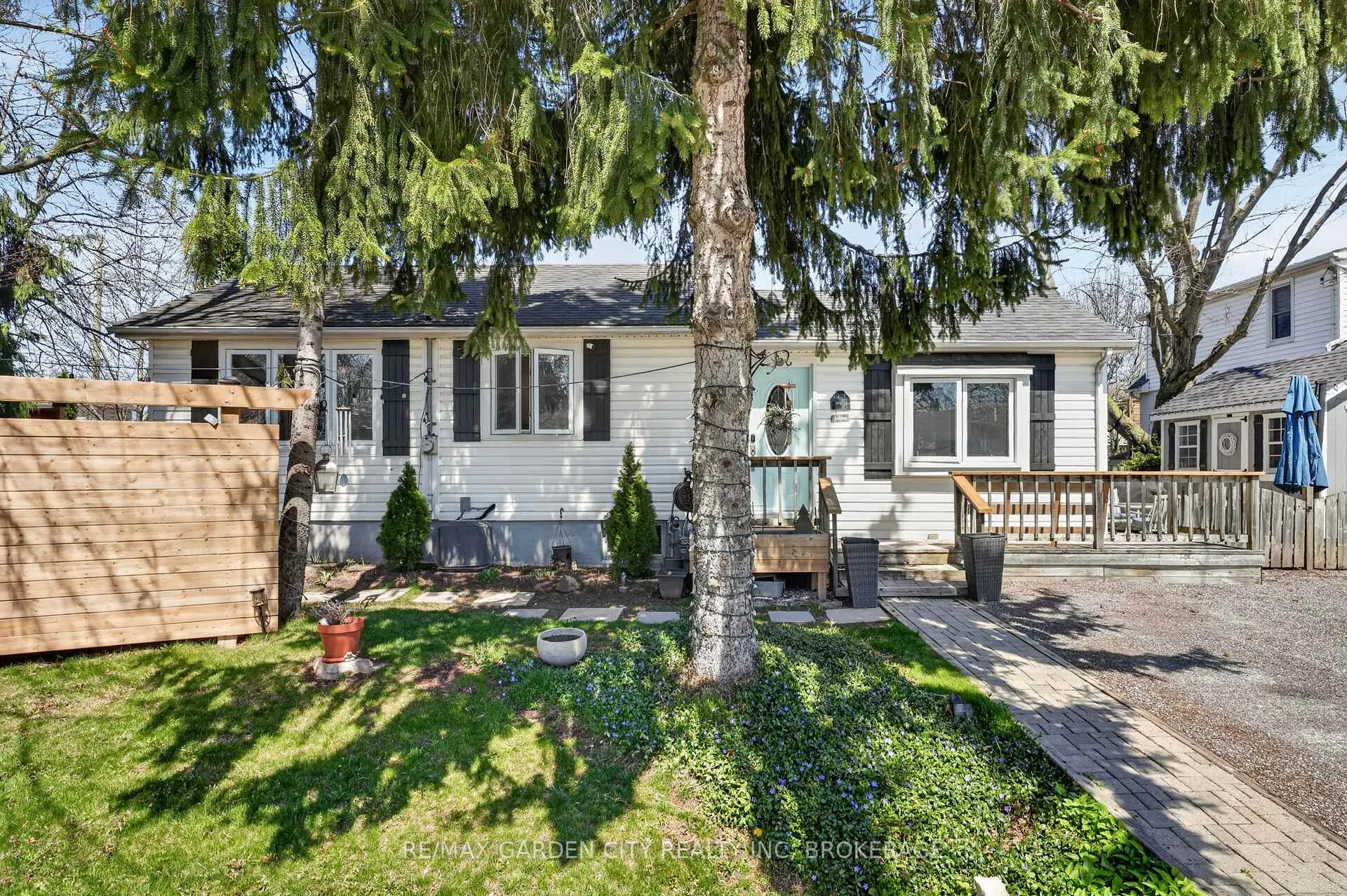 Photo 2 of 24 Bogart Street, St. Catharines, Port Weller — HOMEH