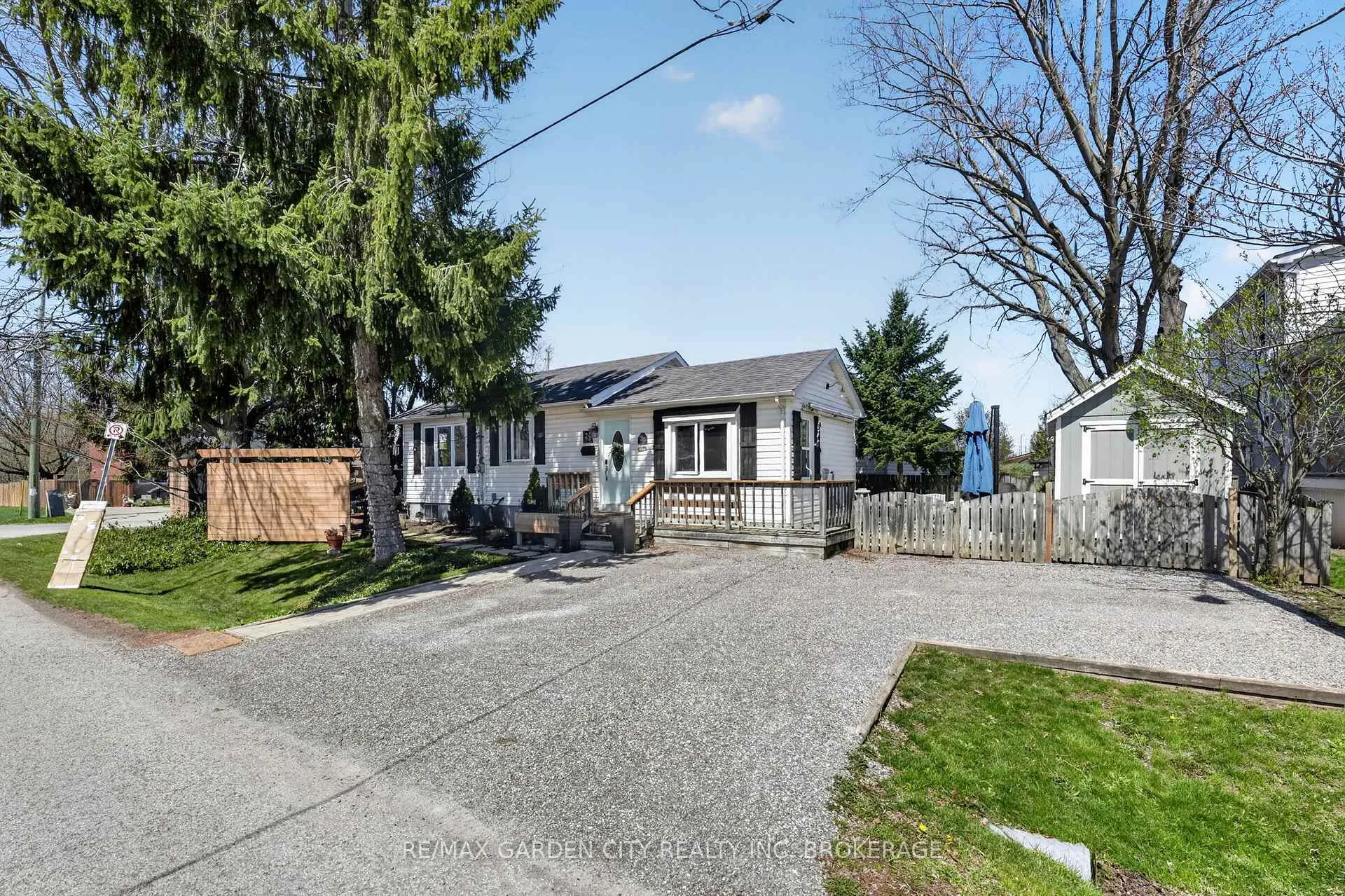 Photo 3 of 24 Bogart Street, St. Catharines, Port Weller — HOMEH