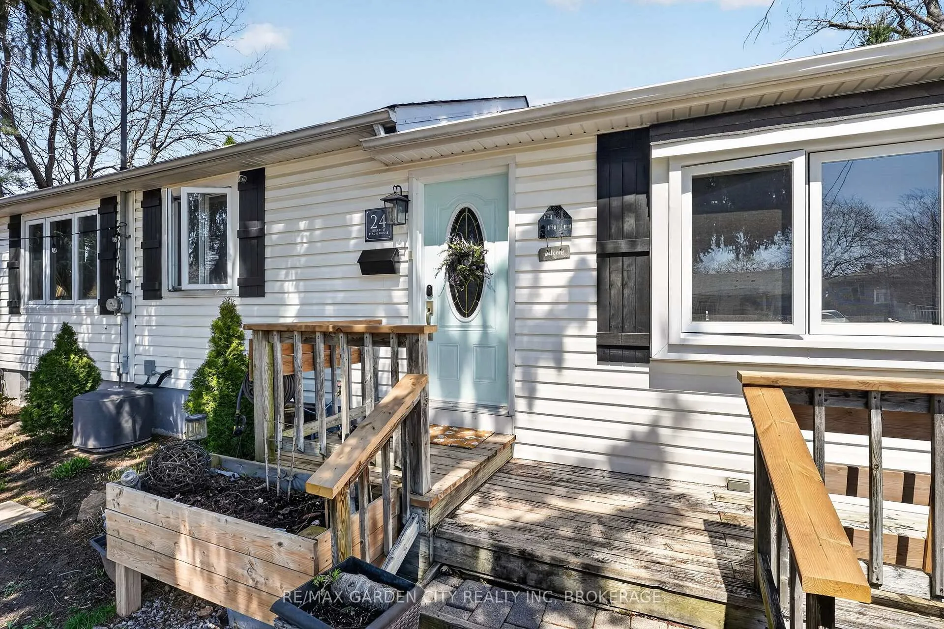 Photo 4 of 24 Bogart Street, St. Catharines, Port Weller — HOMEH