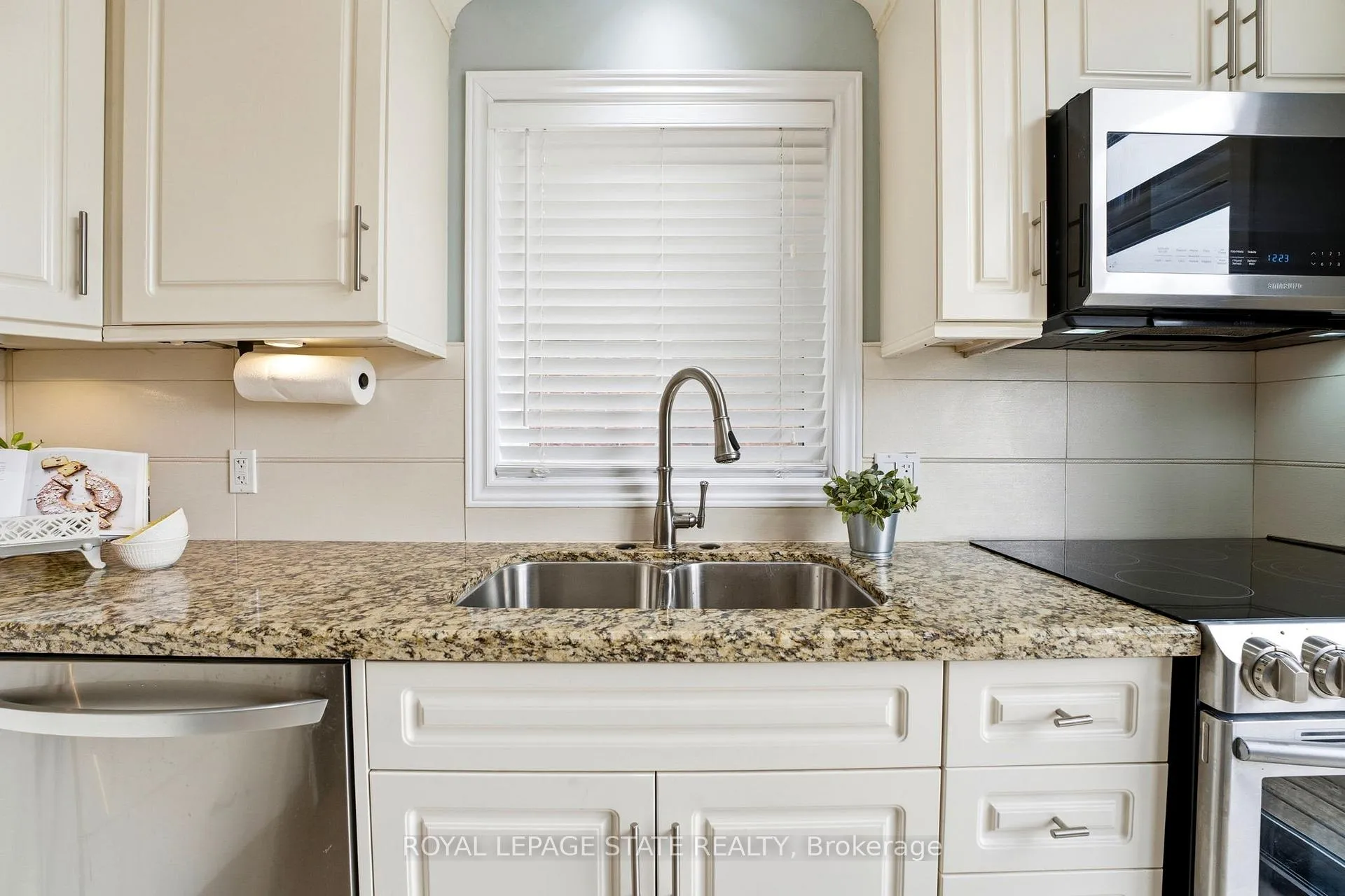 Photo 8 of 23 Garinger Crescent, Hamilton, Binbrook — HOMEH