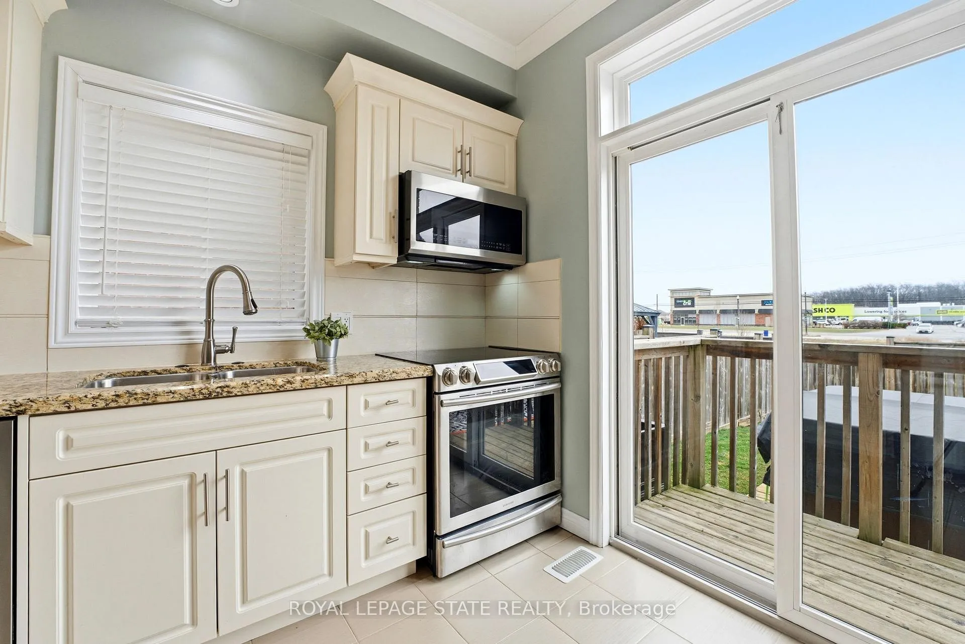 Photo 9 of 23 Garinger Crescent, Hamilton, Binbrook — HOMEH
