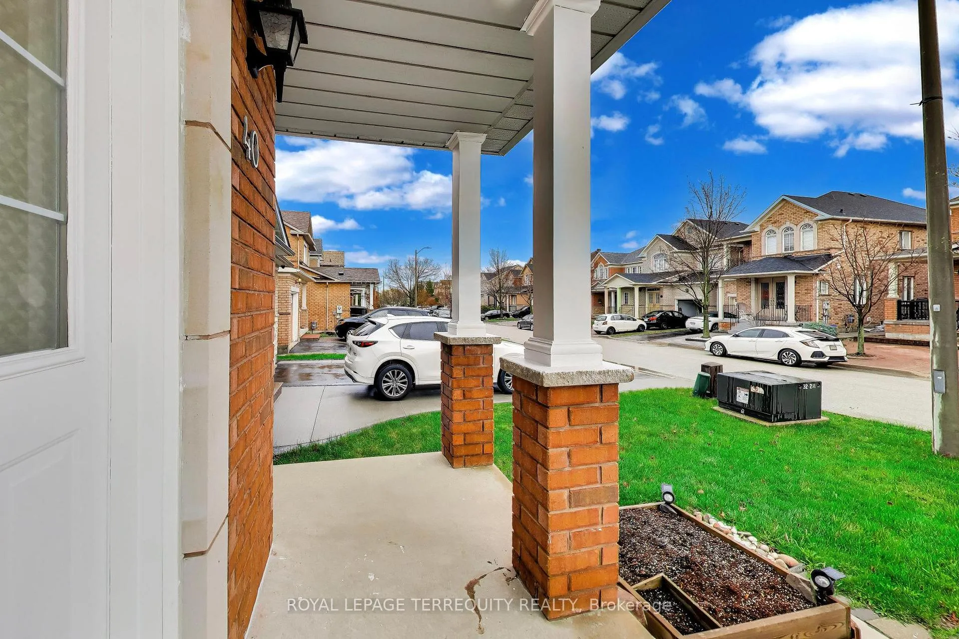 Photo 4 of 40 Teal Crescent, Vaughan, Vellore Village — HOMEH