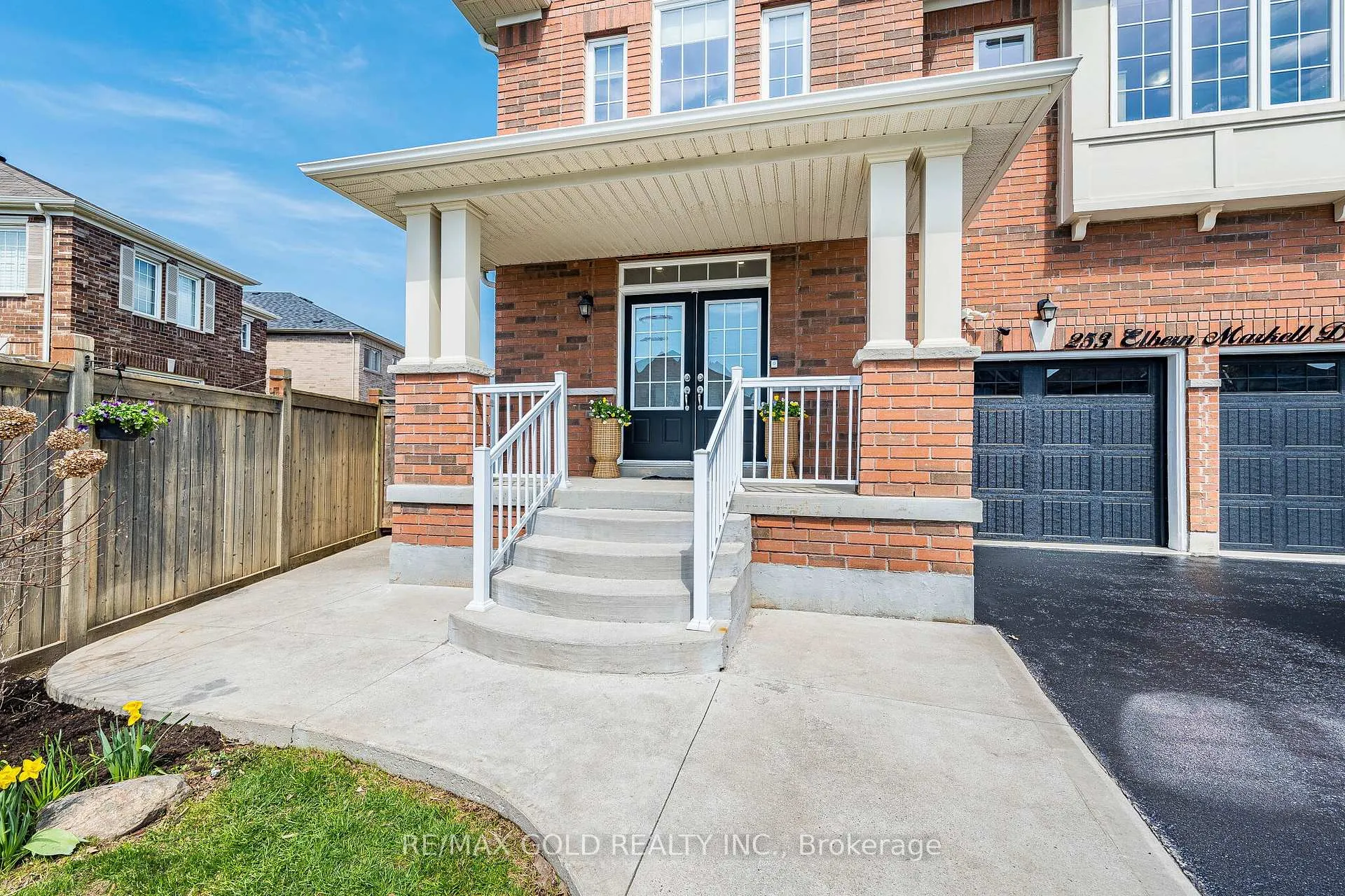 Photo 3 of 253 Elbern Markell Drive, Brampton, Credit Valley — HOMEH