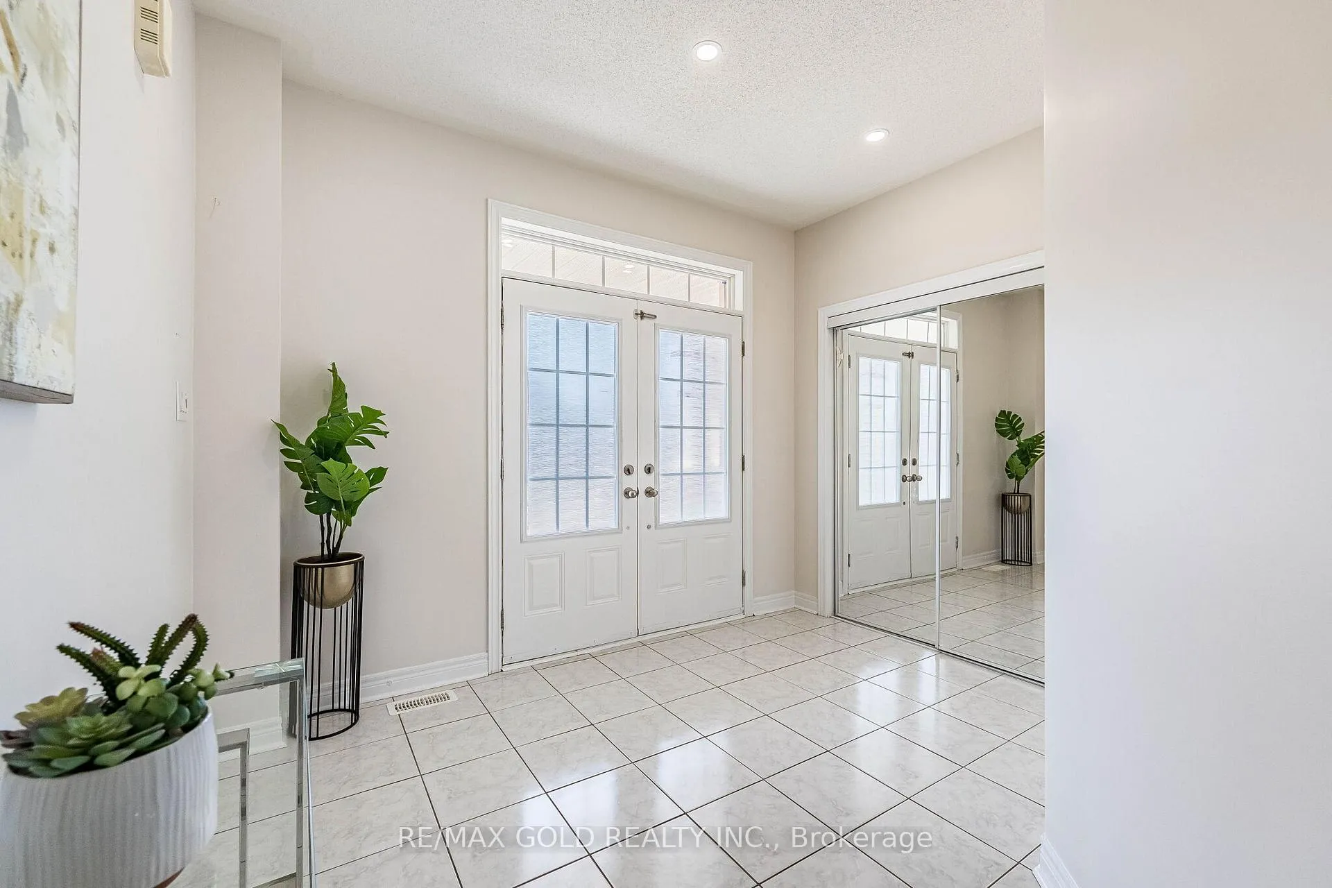 Photo 4 of 253 Elbern Markell Drive, Brampton, Credit Valley — HOMEH