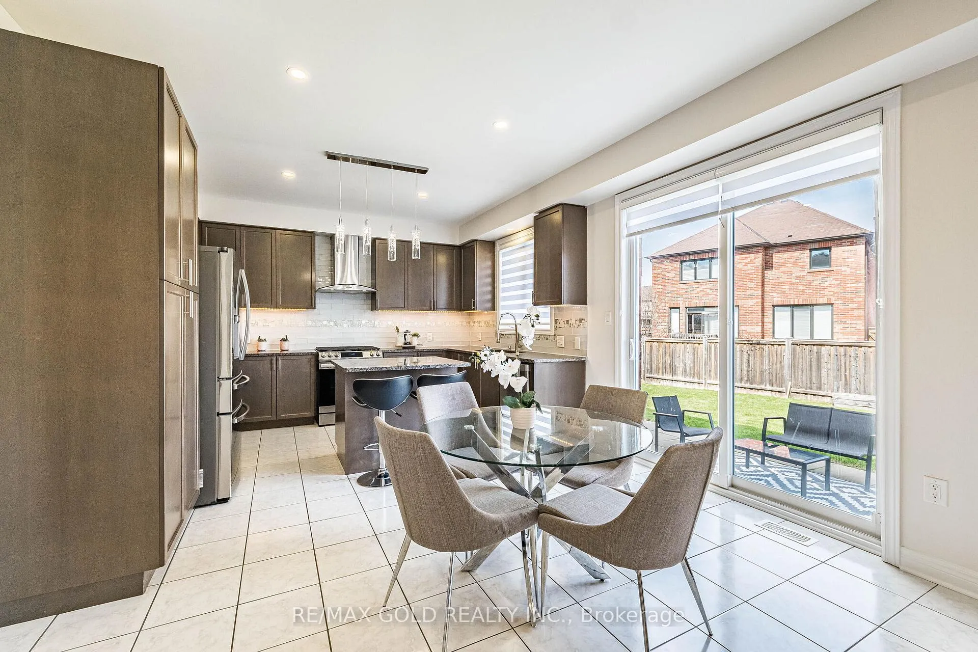 Photo 11 of 253 Elbern Markell Drive, Brampton, Credit Valley — HOMEH