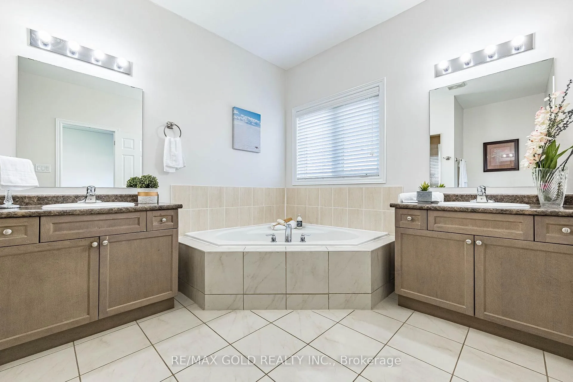 Photo 22 of 253 Elbern Markell Drive, Brampton, Credit Valley — HOMEH