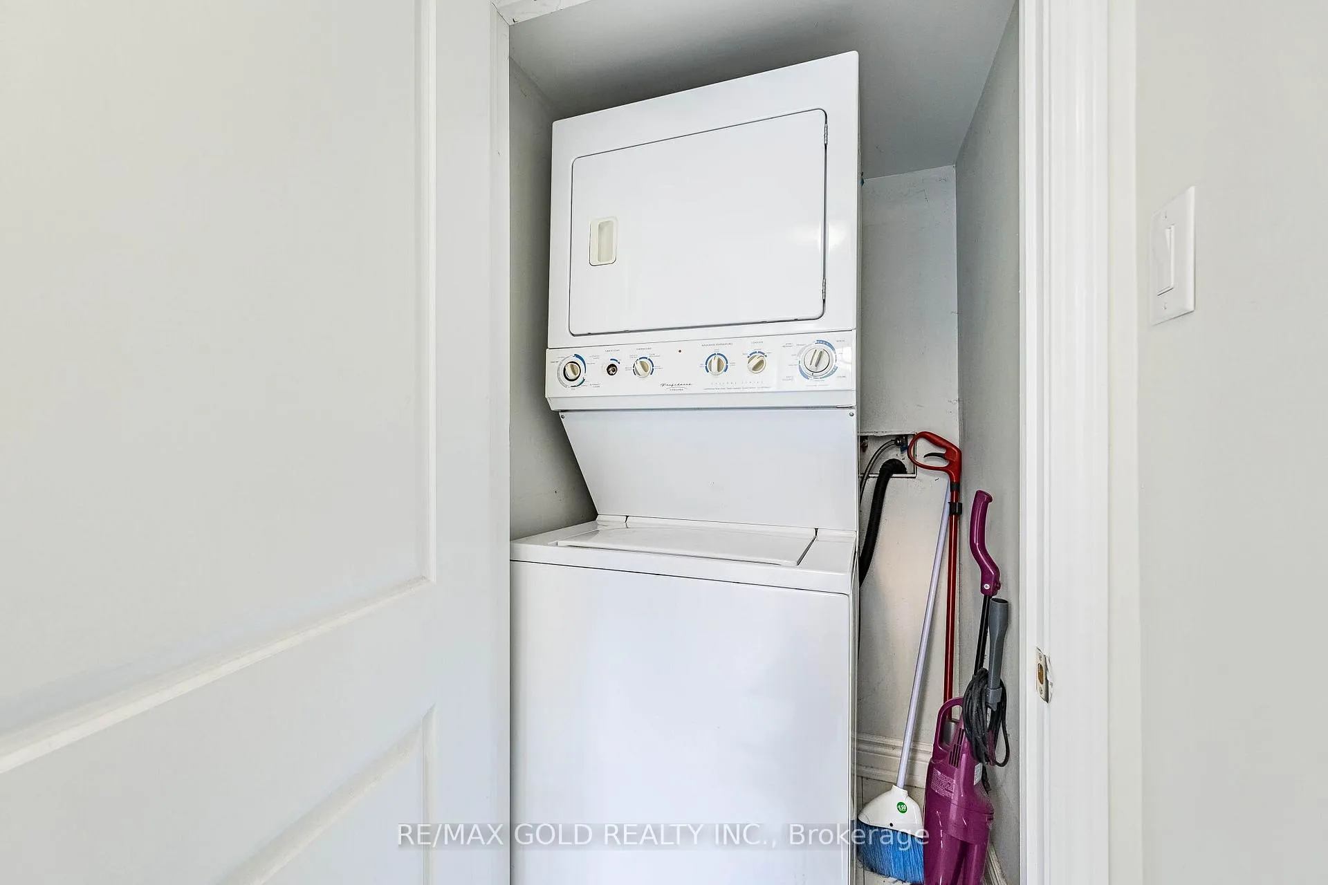 Photo 41 of 253 Elbern Markell Drive, Brampton, Credit Valley — HOMEH