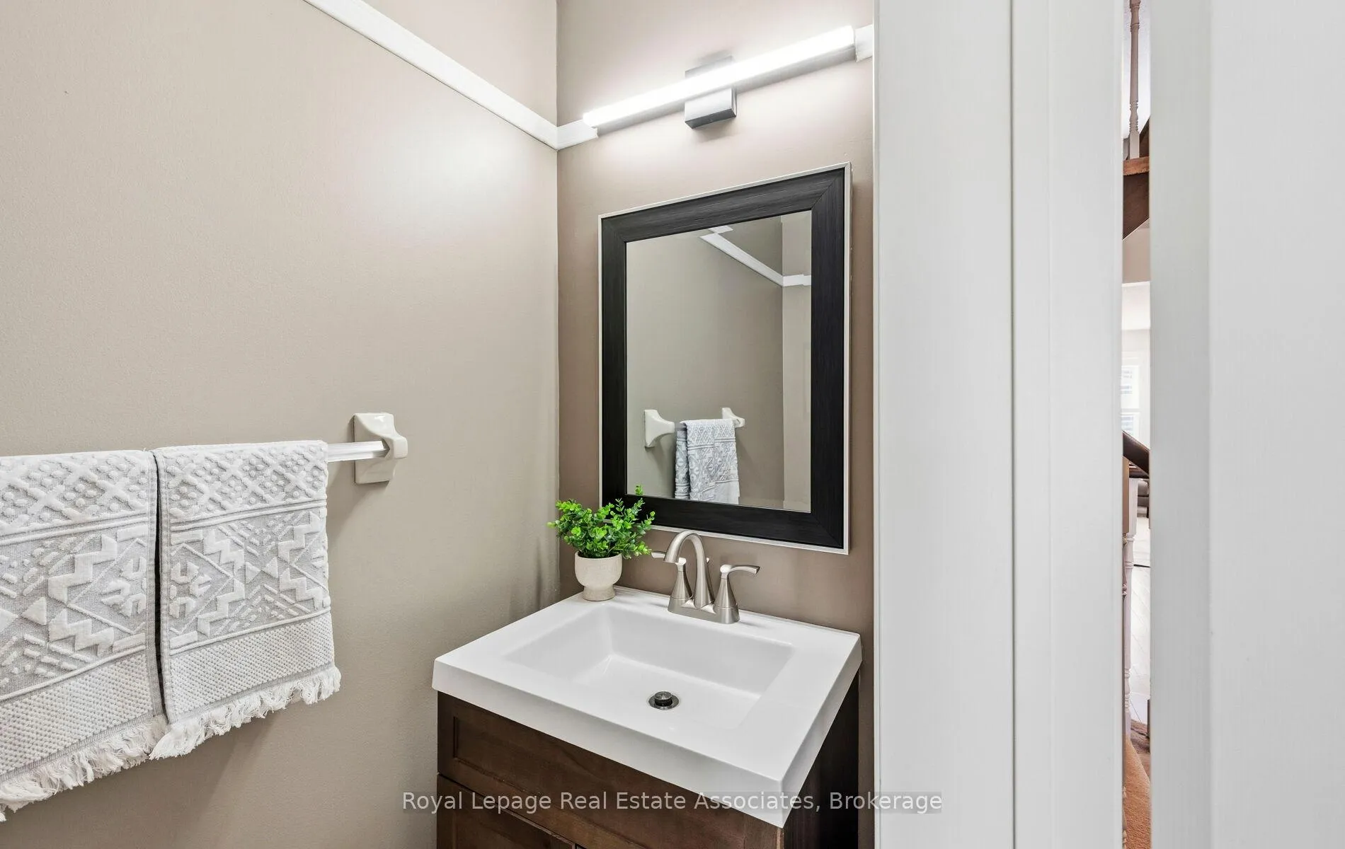 Photo 14 of 26 Snowberry Crescent, Halton Hills, Georgetown — HOMEH