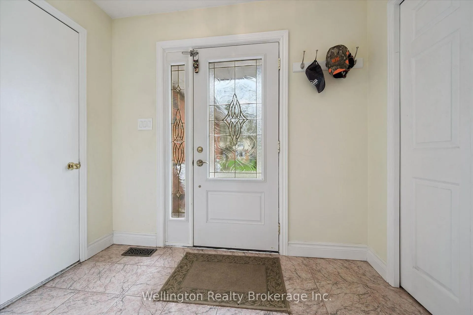Photo 2 of 405 Clairbrook Crescent, Waterloo — HOMEH