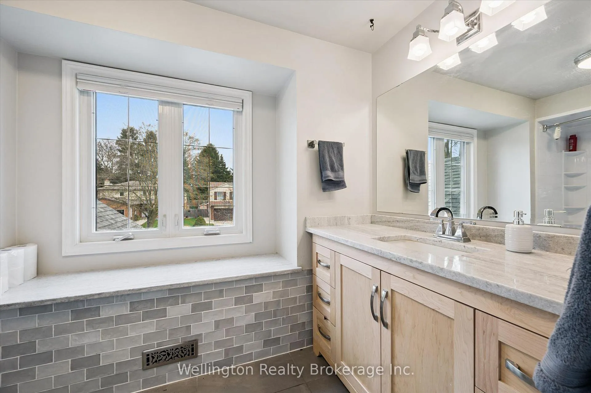 Photo 15 of 405 Clairbrook Crescent, Waterloo — HOMEH