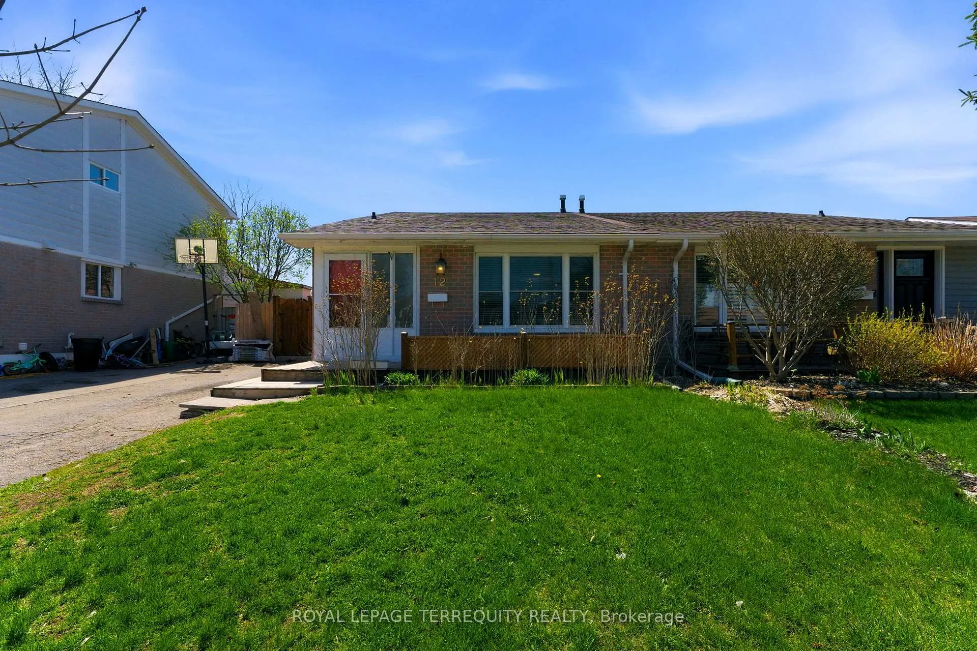 Photo 2 of 12 Roman Crescent, Brantford, Mayfair — HOMEH