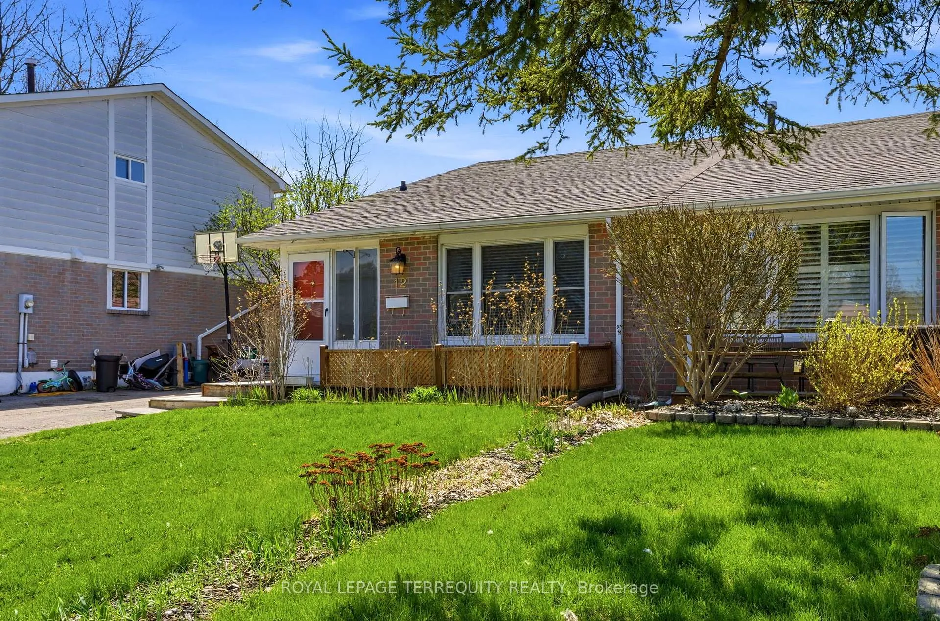 Photo 3 of 12 Roman Crescent, Brantford, Mayfair — HOMEH