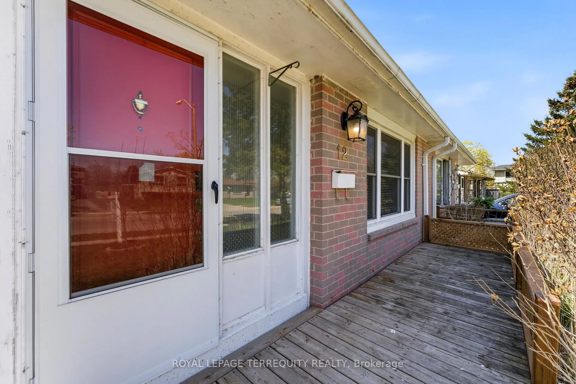 Photo 4 of 12 Roman Crescent, Brantford, Mayfair — HOMEH