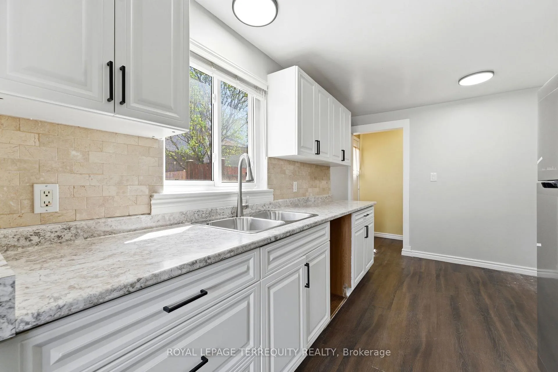 Photo 8 of 12 Roman Crescent, Brantford, Mayfair — HOMEH