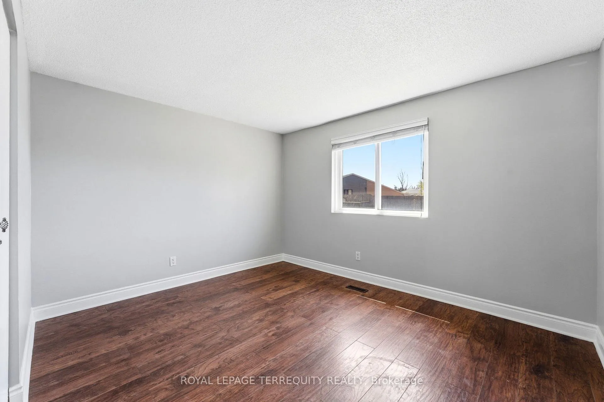 Photo 12 of 12 Roman Crescent, Brantford, Mayfair — HOMEH