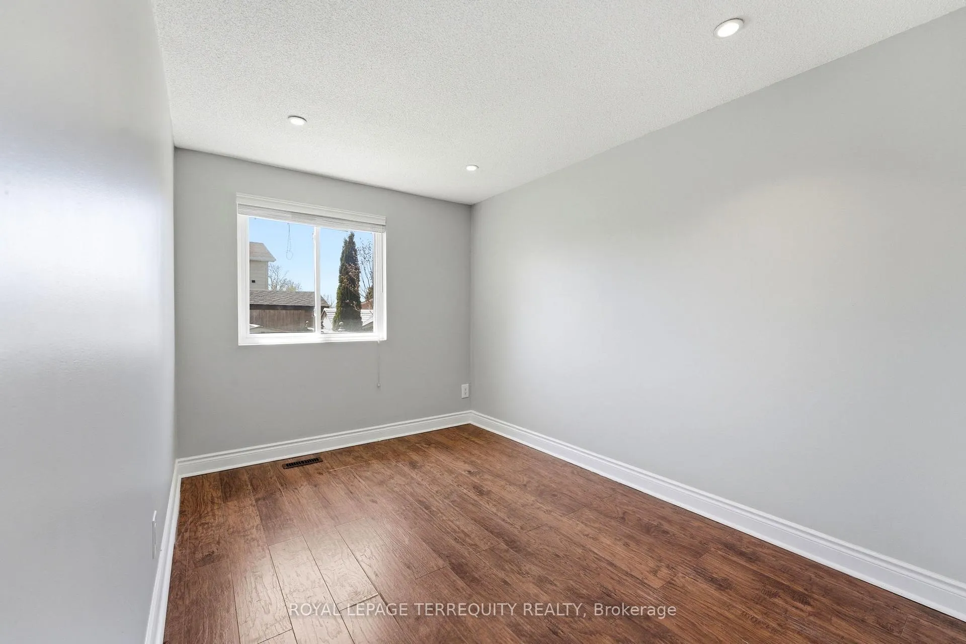 Photo 13 of 12 Roman Crescent, Brantford, Mayfair — HOMEH
