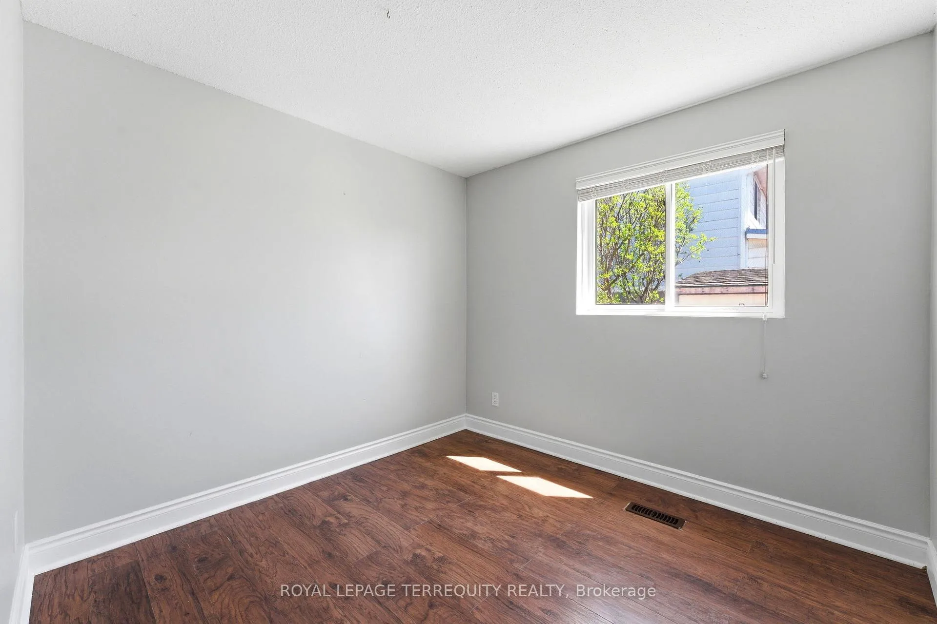 Photo 14 of 12 Roman Crescent, Brantford, Mayfair — HOMEH