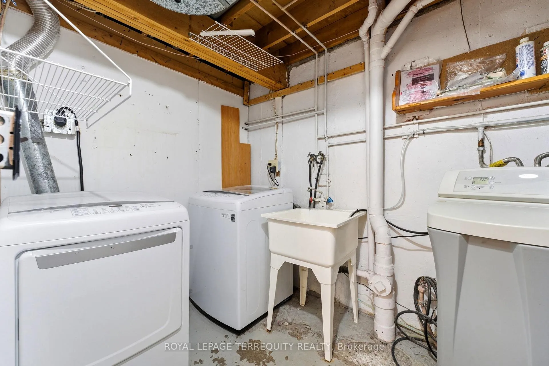Photo 19 of 12 Roman Crescent, Brantford, Mayfair — HOMEH