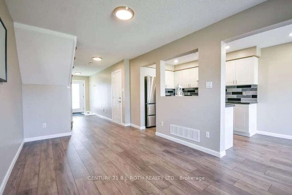 Photo 8 of 92 Cunningham Drive, Barrie, Ardagh — HOMEH