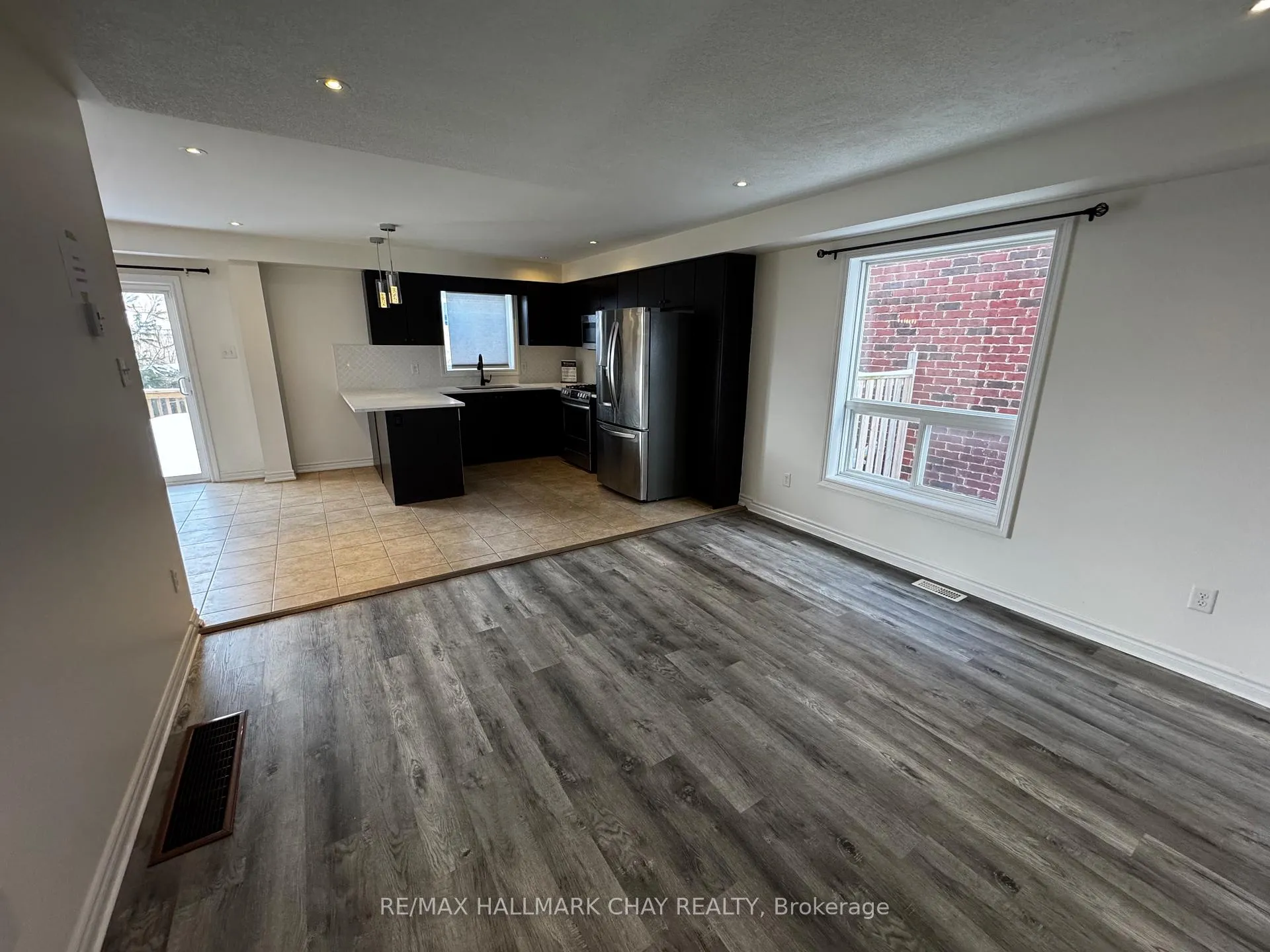 Photo 5 of 77 White Crescent, Barrie, Holly — HOMEH
