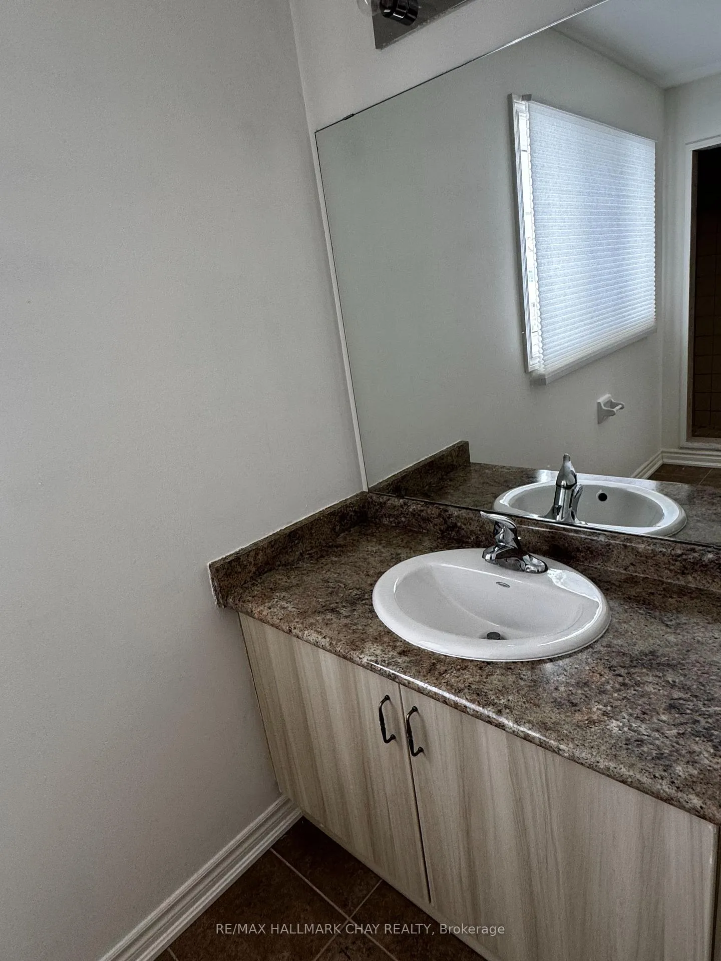 Photo 24 of 77 White Crescent, Barrie, Holly — HOMEH