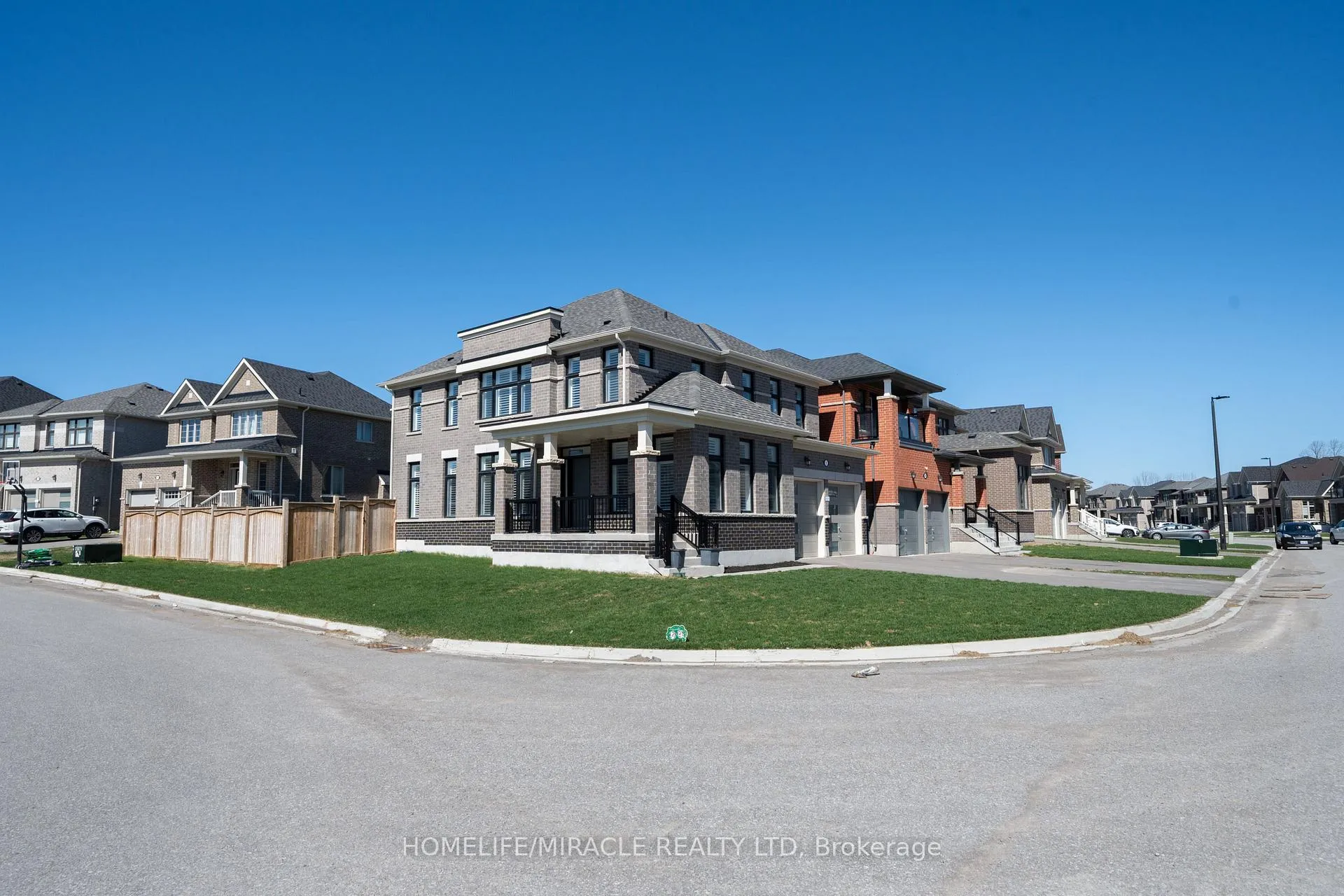 Photo 2 of 1 Ainslie Hill Crescent, Georgina, Sutton & Jackson's Point — HOMEH
