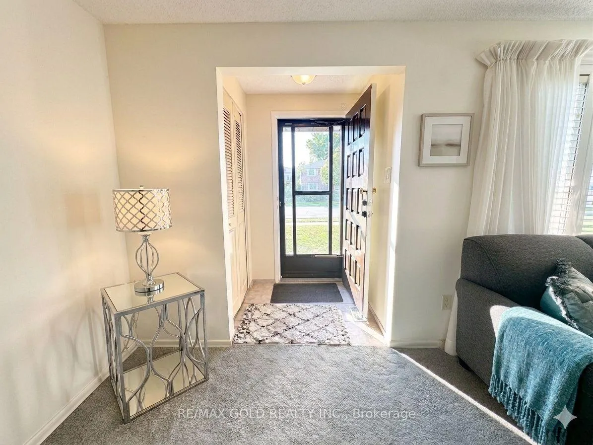 Photo 2 of 23 Flint Drive, Kitchener — HOMEH