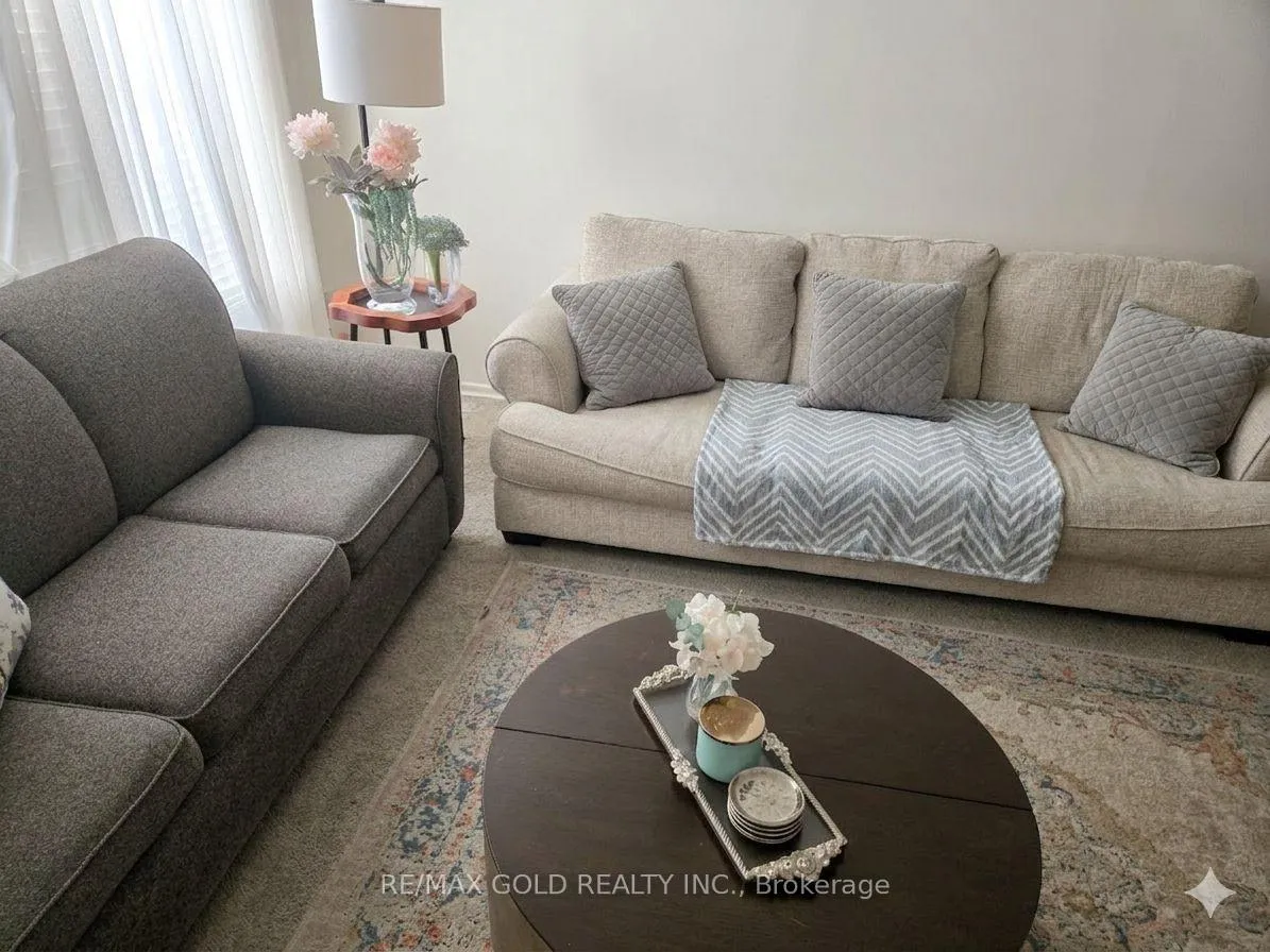 Photo 4 of 23 Flint Drive, Kitchener — HOMEH