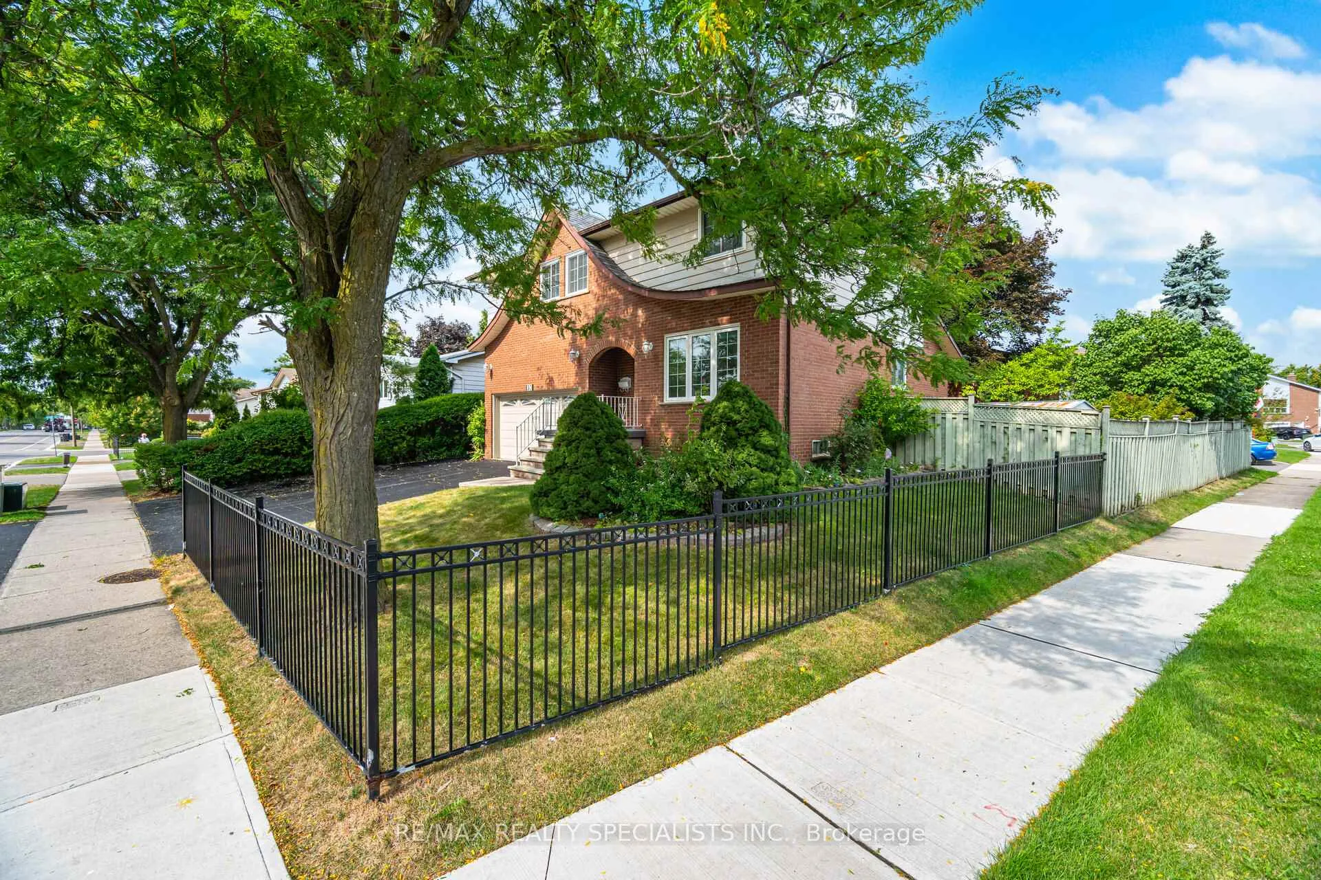 Photo 2 of 30 Linkdale Road, Brampton, Brampton North — HOMEH