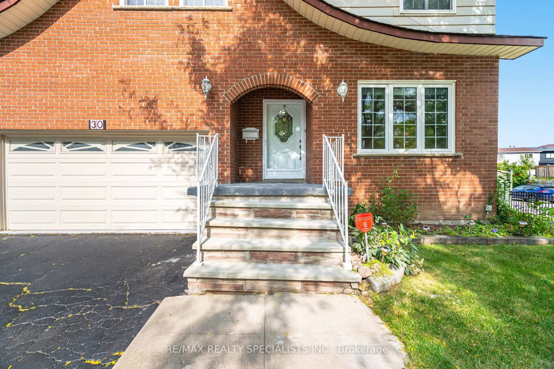 Photo 3 of 30 Linkdale Road, Brampton, Brampton North — HOMEH