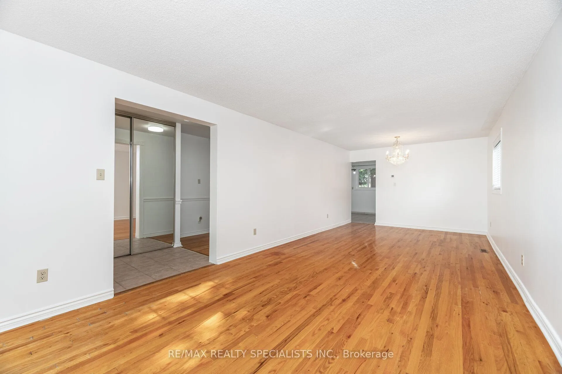 Photo 7 of 30 Linkdale Road, Brampton, Brampton North — HOMEH