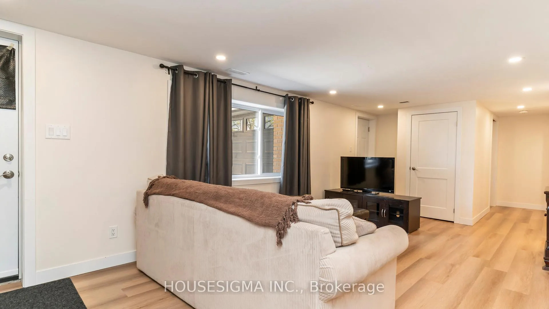 Photo 4 of 286 Burlington Crescent, London, South J — HOMEH