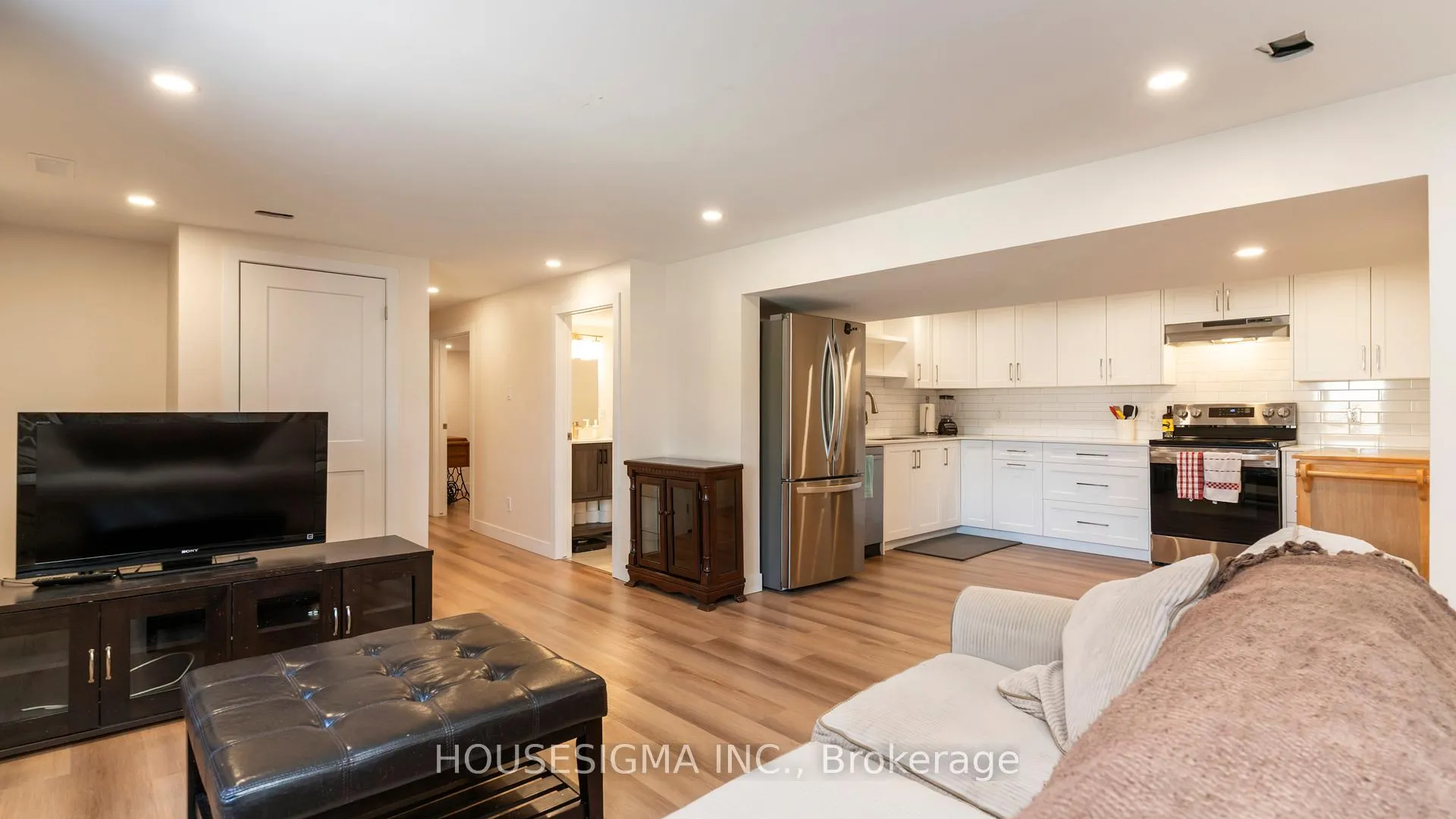 Photo 5 of 286 Burlington Crescent, London, South J — HOMEH